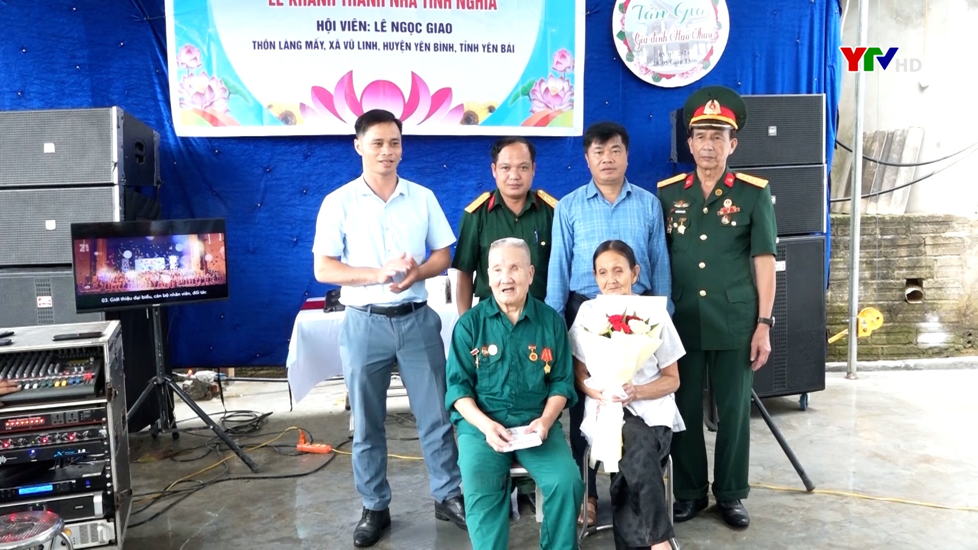 Trao tiền hỗ trợ xây dựng nhà tình nghĩa cho hội viên Hội Truyền thống Trường Sơn - đường Hồ Chí Minh tại huyện Yên Bình