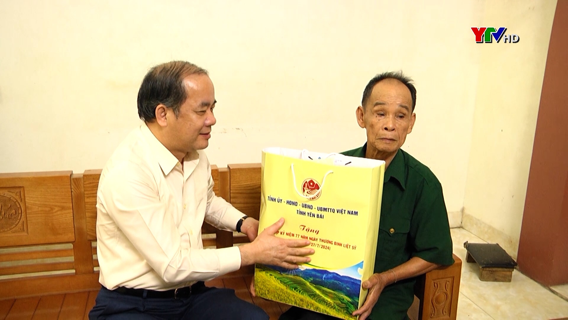 Đồng chí Phó Bí thư Thường trực Tỉnh ủy Tạ Văn Long thăm và tặng quà người có công trên địa bàn huyện Yên Bình