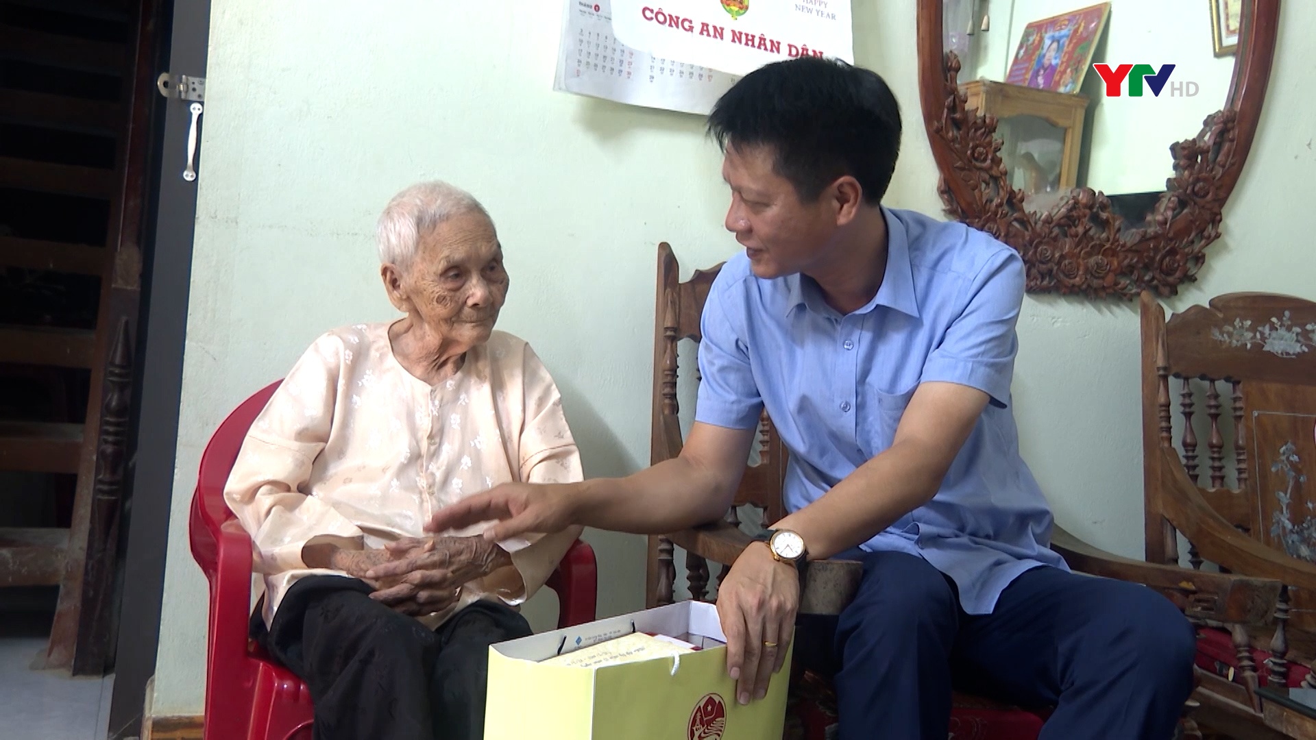 Đồng chí Phó Chủ tịch Thường trực UBND tỉnh Nguyễn Thế Phước tặng quà cho người có công tại huyện Văn Yên