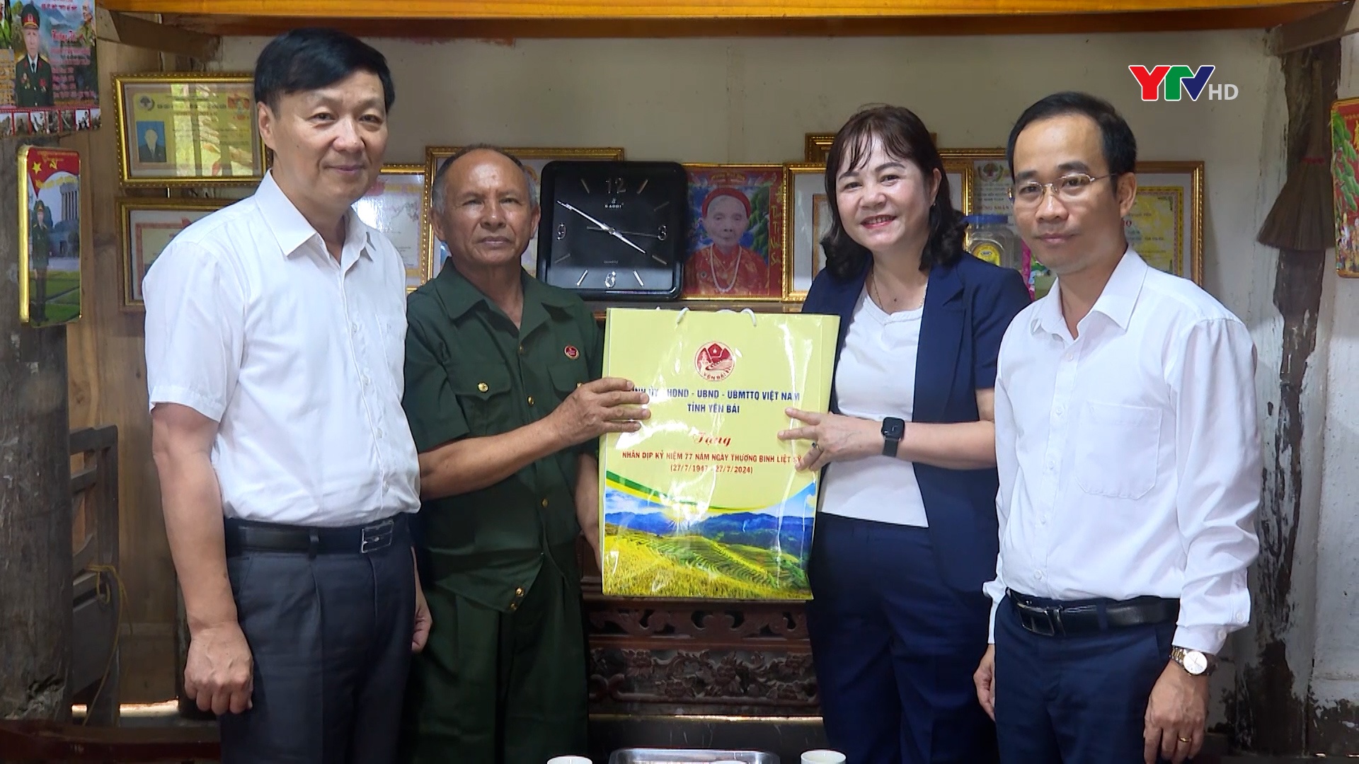 Đồng chí Phó Chủ tịch HĐND tỉnh Hoàng Thị Thanh Bình thăm, tặng quà gia đình chính sách tại huyện Lục Yên