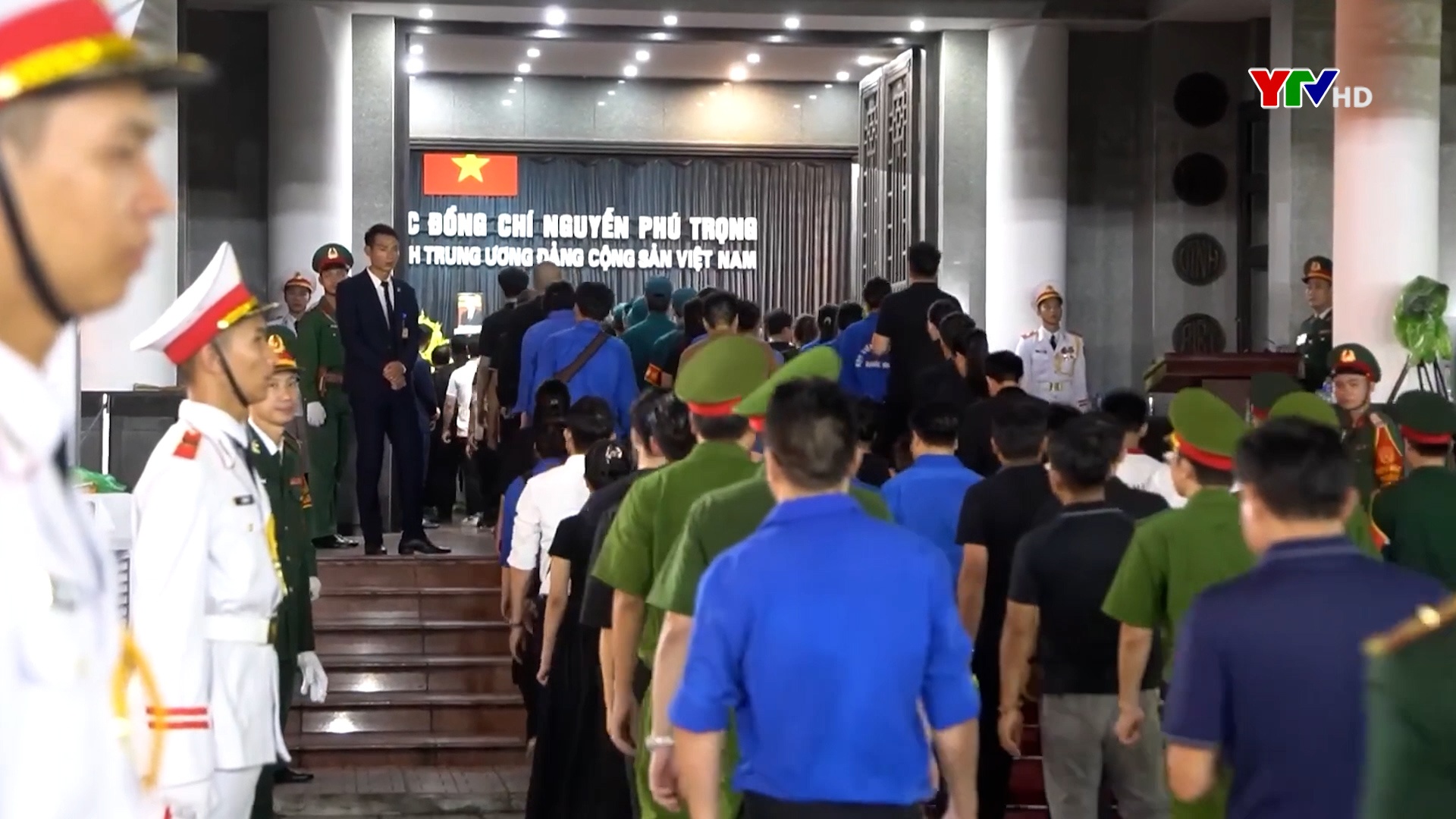 Người dân chờ đợi xuyên đêm để tiễn biệt Tổng Bí thư Nguyễn Phú Trọng