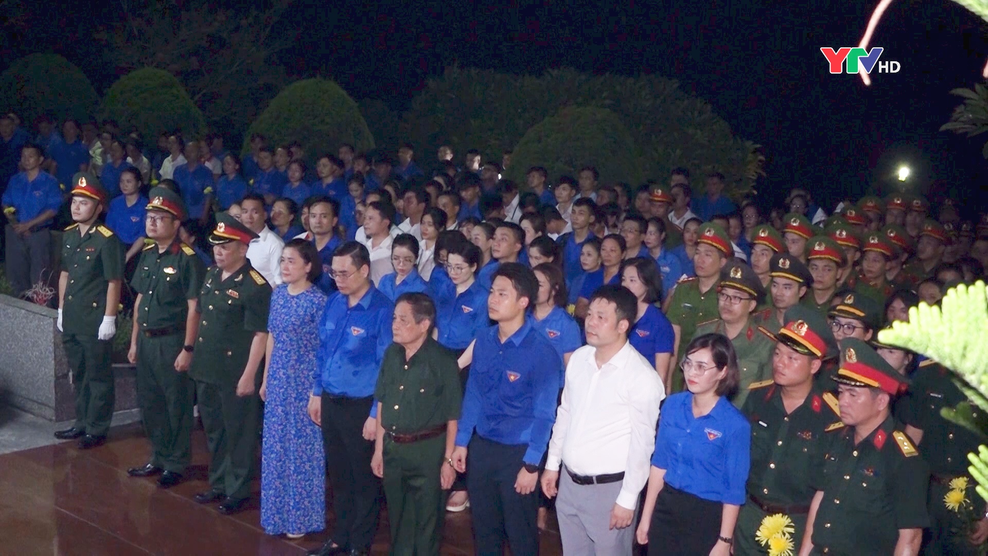 300 đoàn viên, thanh niên thắp nến tri ân các anh hùng liệt sĩ tại Nghĩa trang Liệt sĩ Trung tâm tỉnh