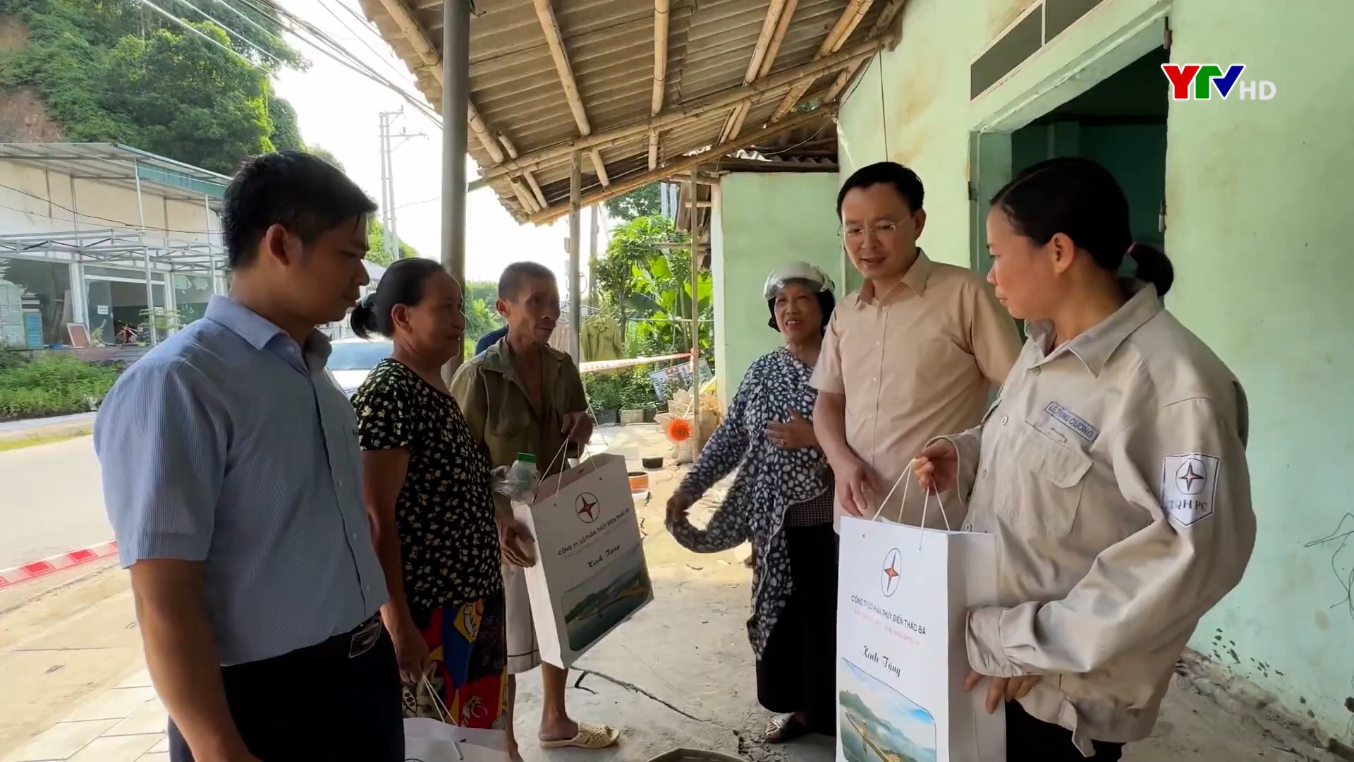 Lãnh đạo huyện Yên Bình thăm hỏi, động viên các gia đình bị thiệt hại trong đợt xả lũ hồ Thác Bà