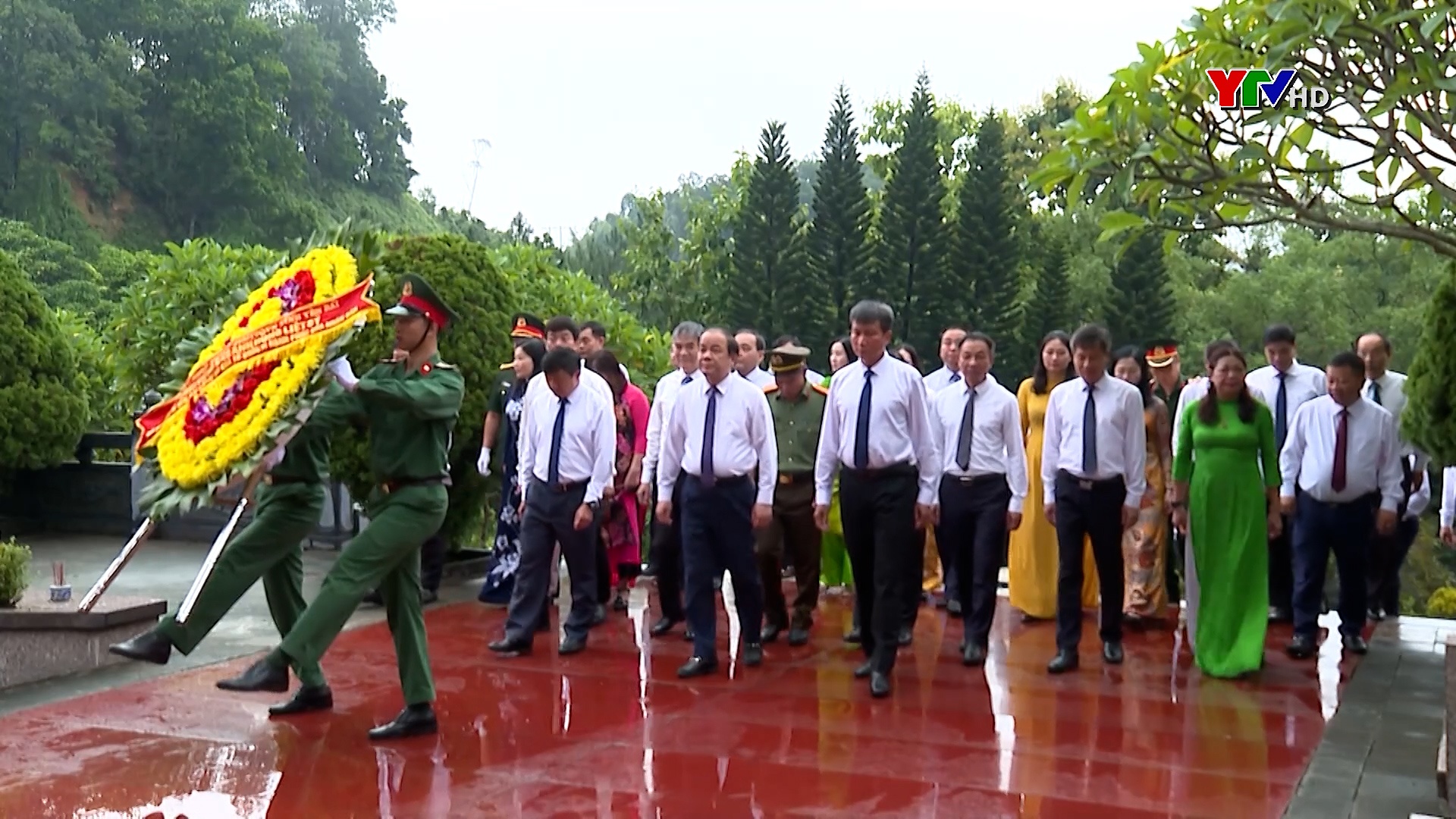 Các đồng chí lãnh đạo tỉnh dâng hương tưởng niệm Chủ tịch Hồ Chí Minh và viếng các anh hùng liệt sỹ