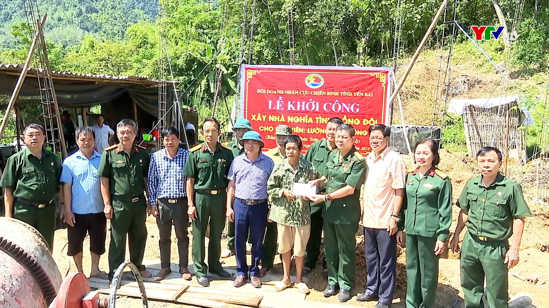 Trao kinh phí hỗ trợ nhà nghĩa tình đồng đội cho CCB nghèo tại thị xã Nghĩa Lộ