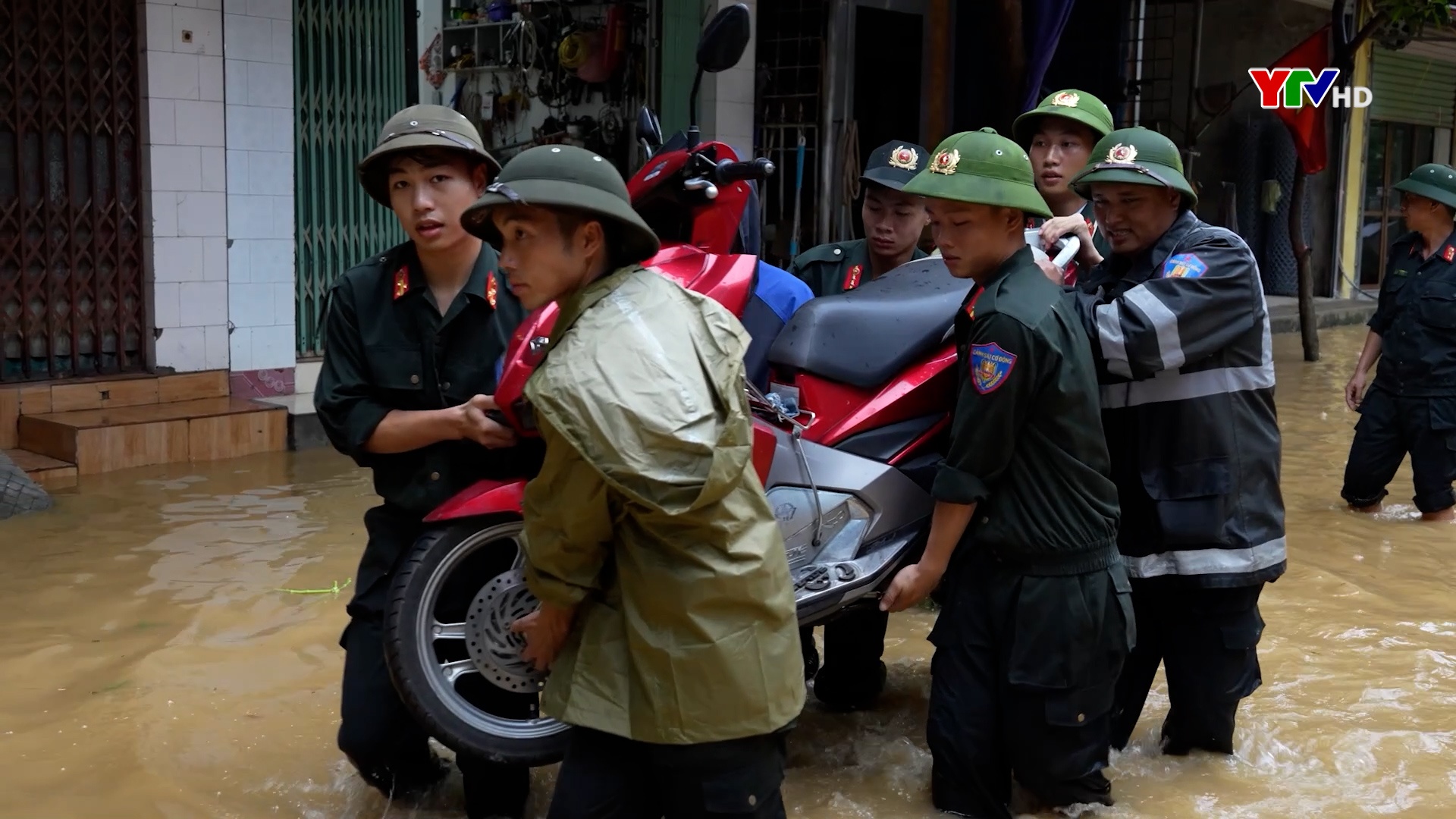 Lực lượng Cảnh sát cơ động giúp nhân dân di dời đến nơi an toàn