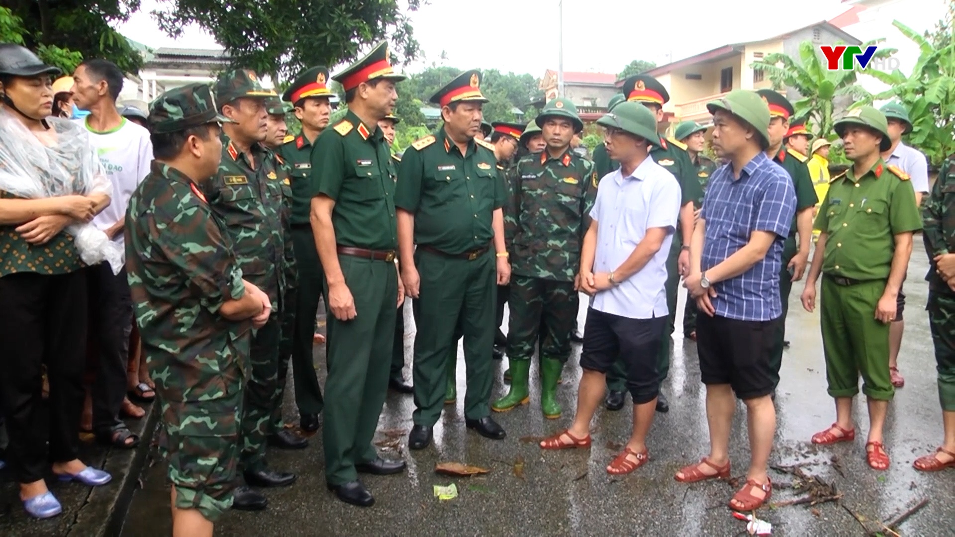 Thượng tướng Huỳnh Chiến Thắng, Phó Tổng Tham mưu trưởng QĐND Việt Nam kiểm tra công tác phòng chống lụt bão tại huyện Yên Bình