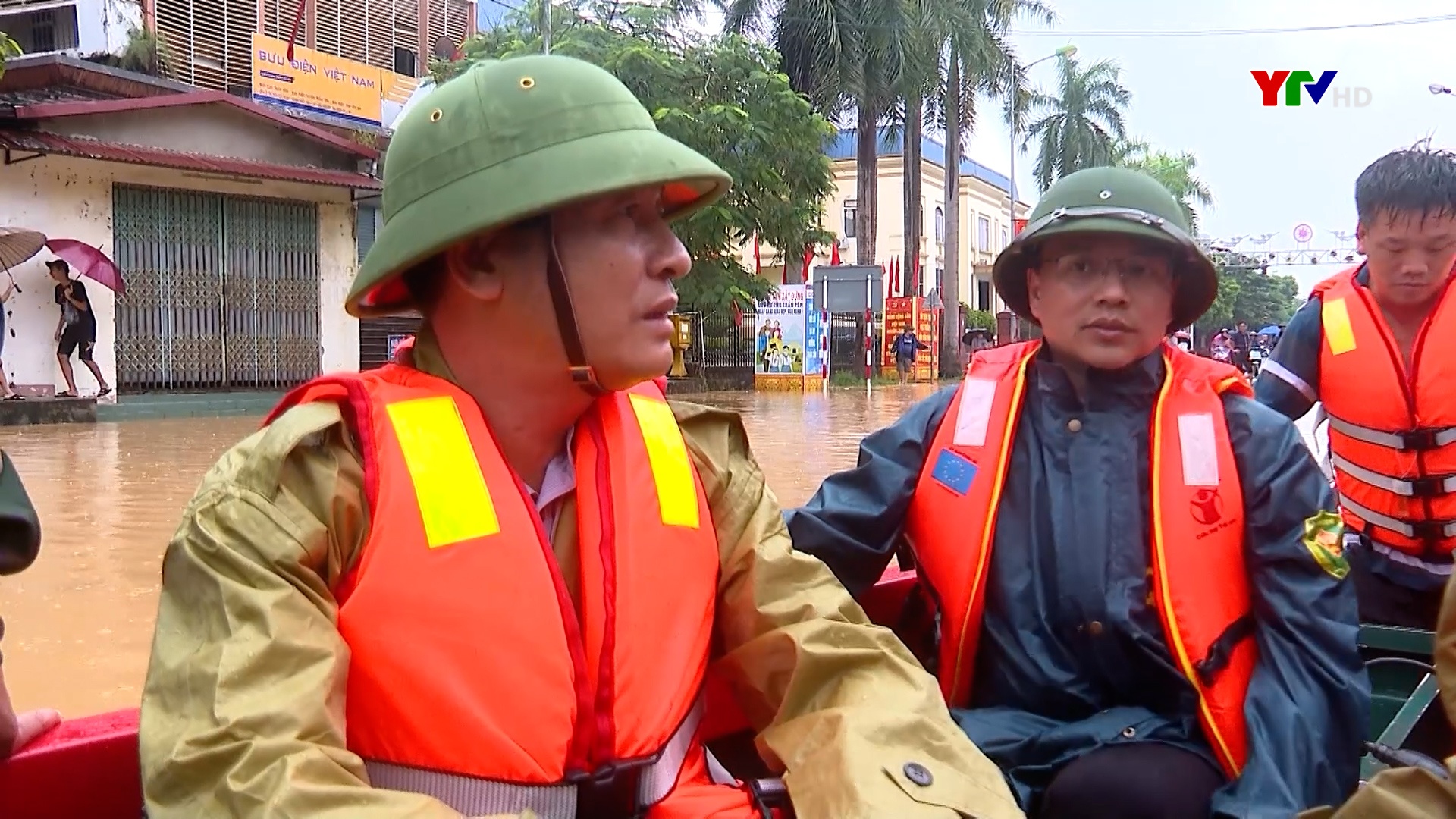 Đồng chí Phó Chủ tịch UBND tỉnh Ngô Hạnh Phúc kiểm tra công tác phòng, chống và khắc phục hậu quả cơn bão số 3 tại huyện Trấn Yên