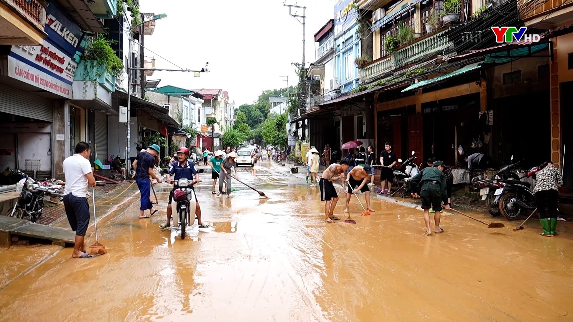 Người dân phường Yên Thịnh, TP Yên Bái dọn dẹp, vệ sinh môi trường