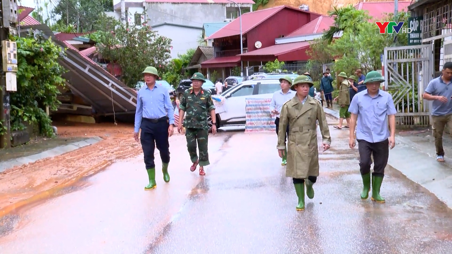 Bộ trưởng Bộ Tài nguyên và Môi trường Đỗ Đức Duy và Chủ tịch UBND tỉnh Trần Huy Tuấn chỉ đạo công tác khắc phục hậu quả thiên tai tại TP Yên Bái