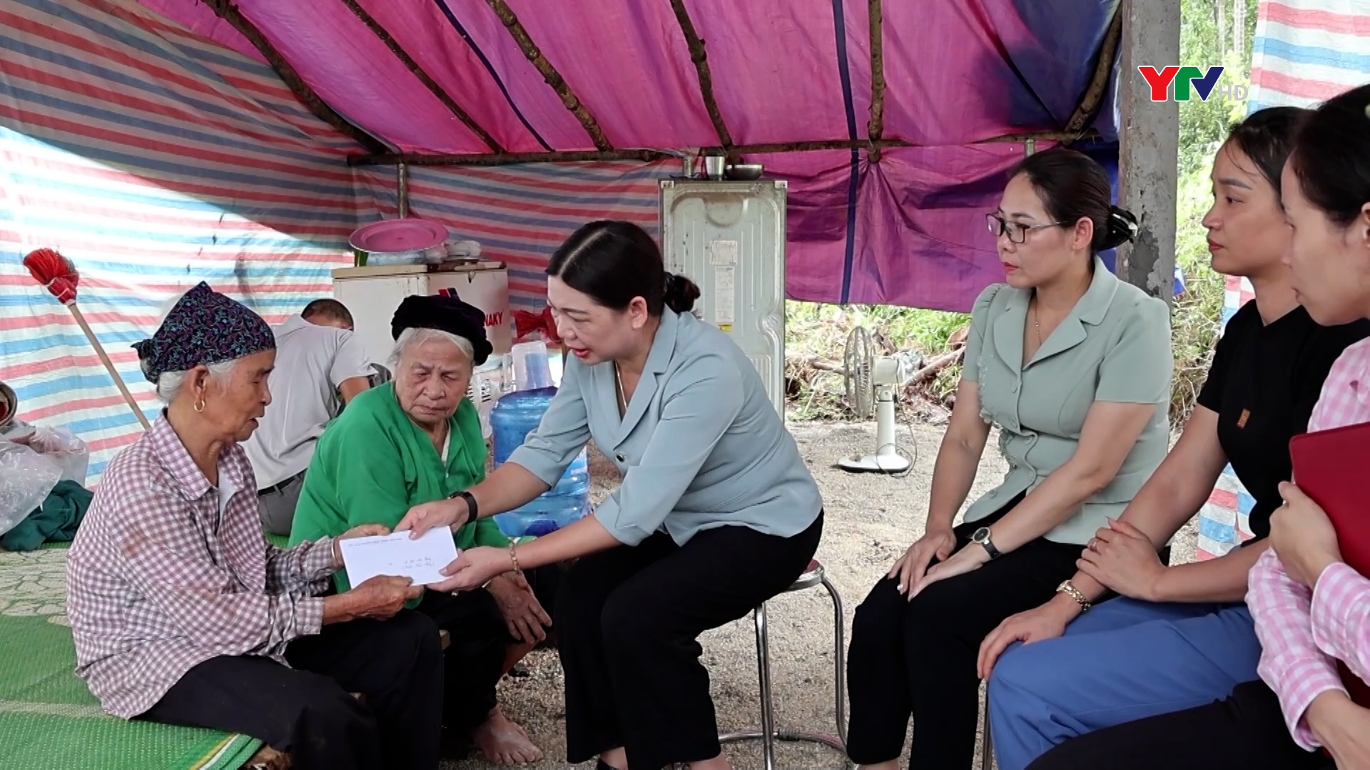 Đồng chí Trưởng Ban Dân vận Tỉnh ủy Hoàng Thị Vĩnh thăm hỏi gia đình nạn nhân tử vong do sạt lở đất tại Lục Yên