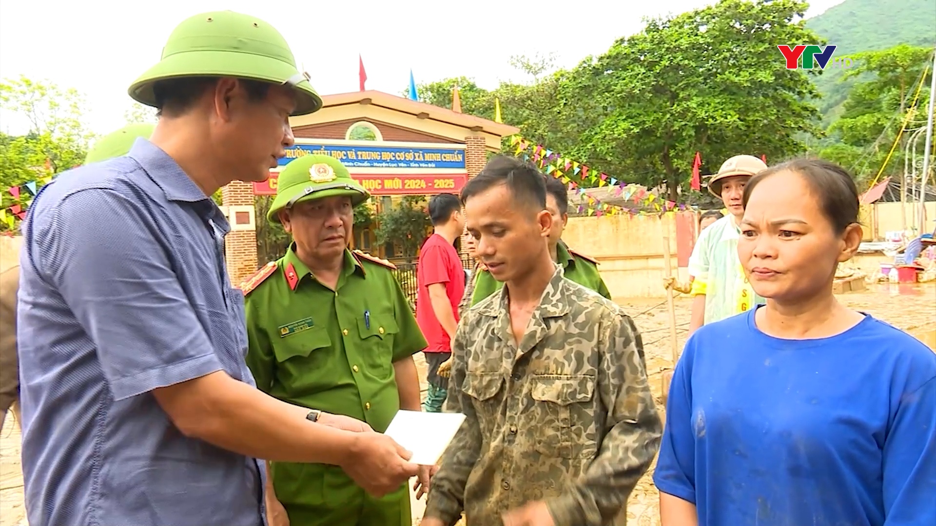 Đồng chí Phó Chủ tịch Thường trực UBND tỉnh Nguyễn Thế Phước tiếp cận với xã Minh Chuẩn bị cô lập do bão số 3