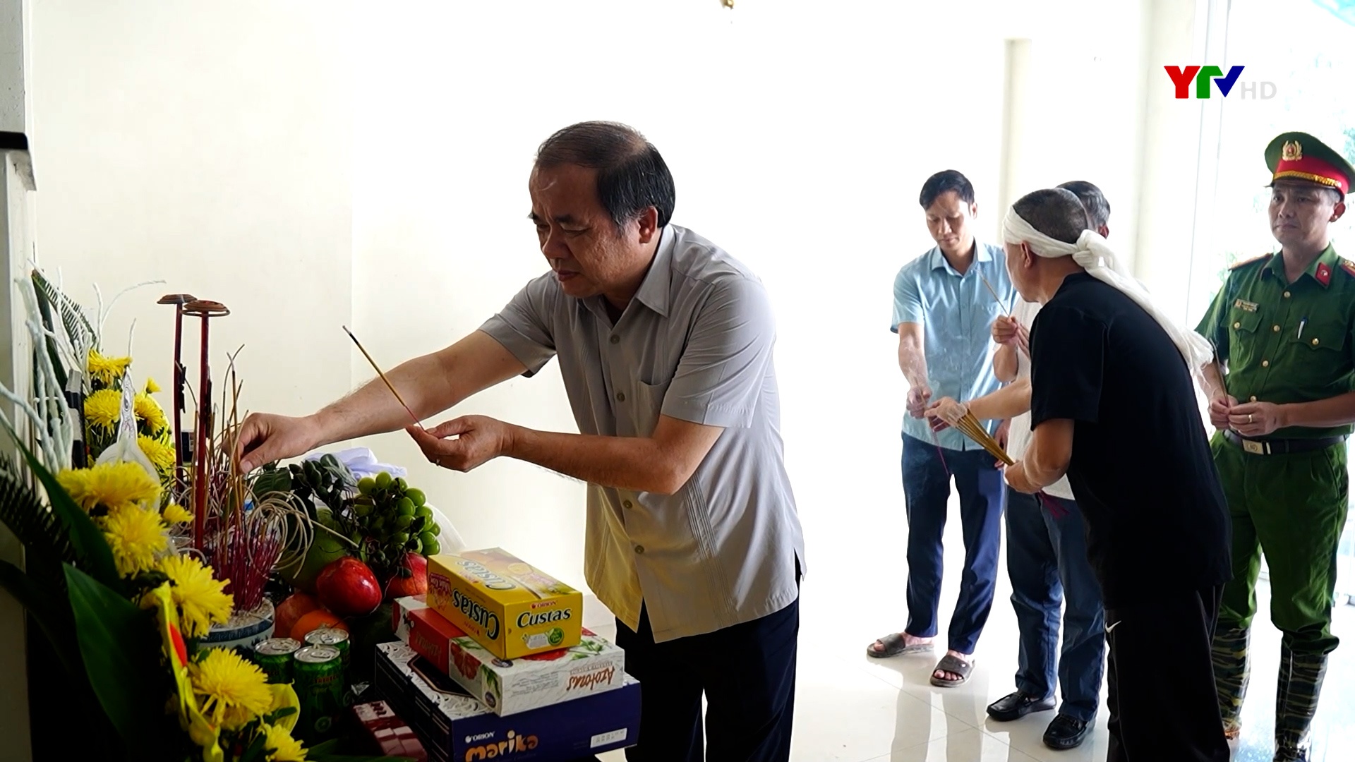 Đồng chí Phó Bí thư Thường trực Tỉnh ủy Tạ Văn Long thăm hỏi gia đình có người tử vong do sạt lở đất