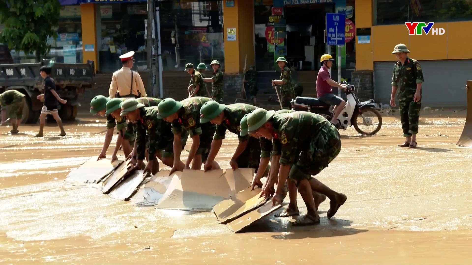 Thắm tình quân dân trong bão lũ