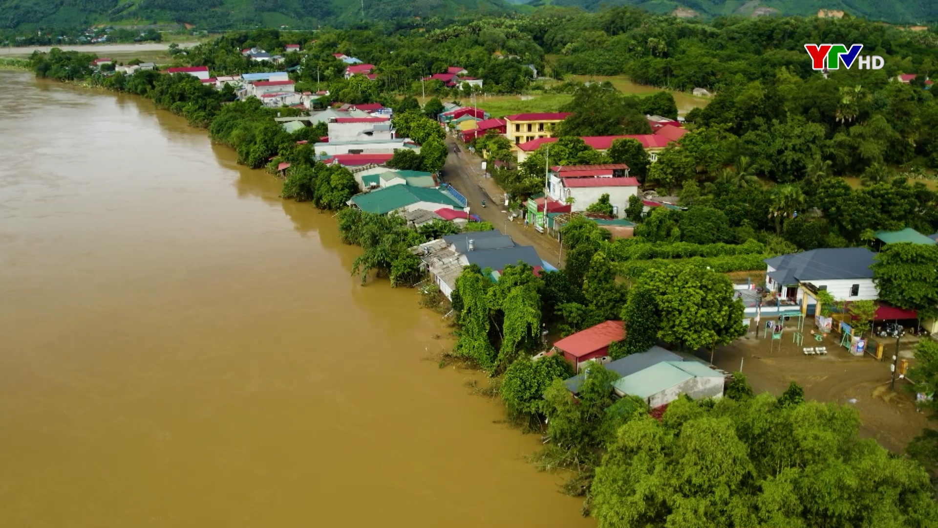 Sạt lở bờ sông Thao gây nguy hiểm cho nhiều hộ dân xã Minh Quân, huyện Trấn Yên