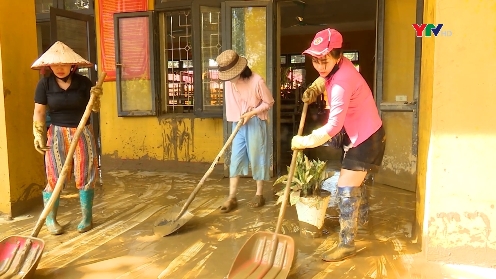 Lục Yên: Khẩn trương vệ sinh trường lớp đón học sinh trở lại trường