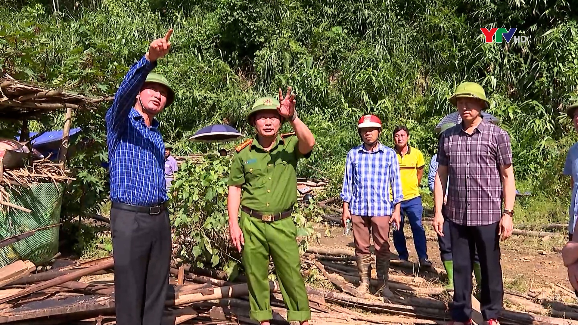 Đồng chí Chủ tịch UBND tỉnh Trần Huy Tuấn chỉ đạo phòng chống sạt lở đất tại xã Châu Quế Hạ, huyện Văn Yên