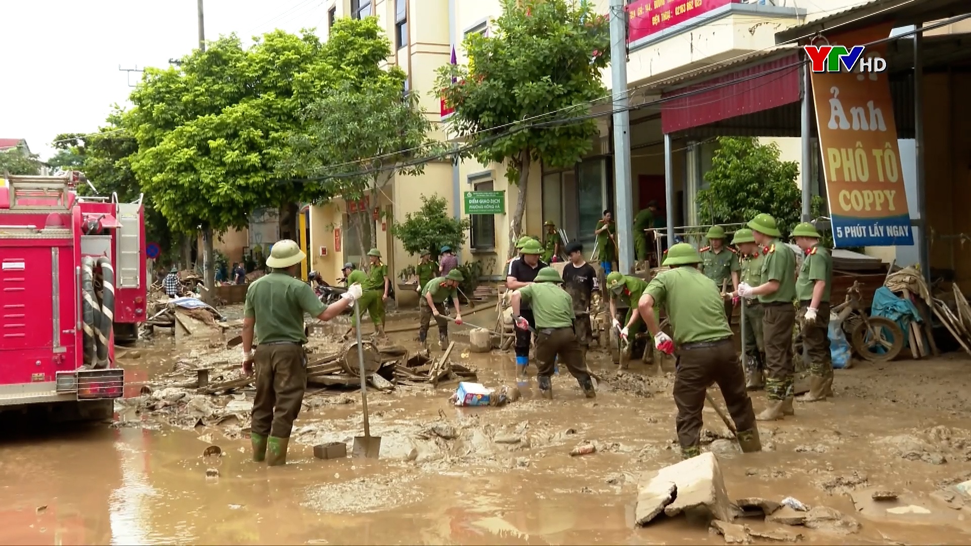 Công an Yên Bái xả thân vì dân trong bão lũ