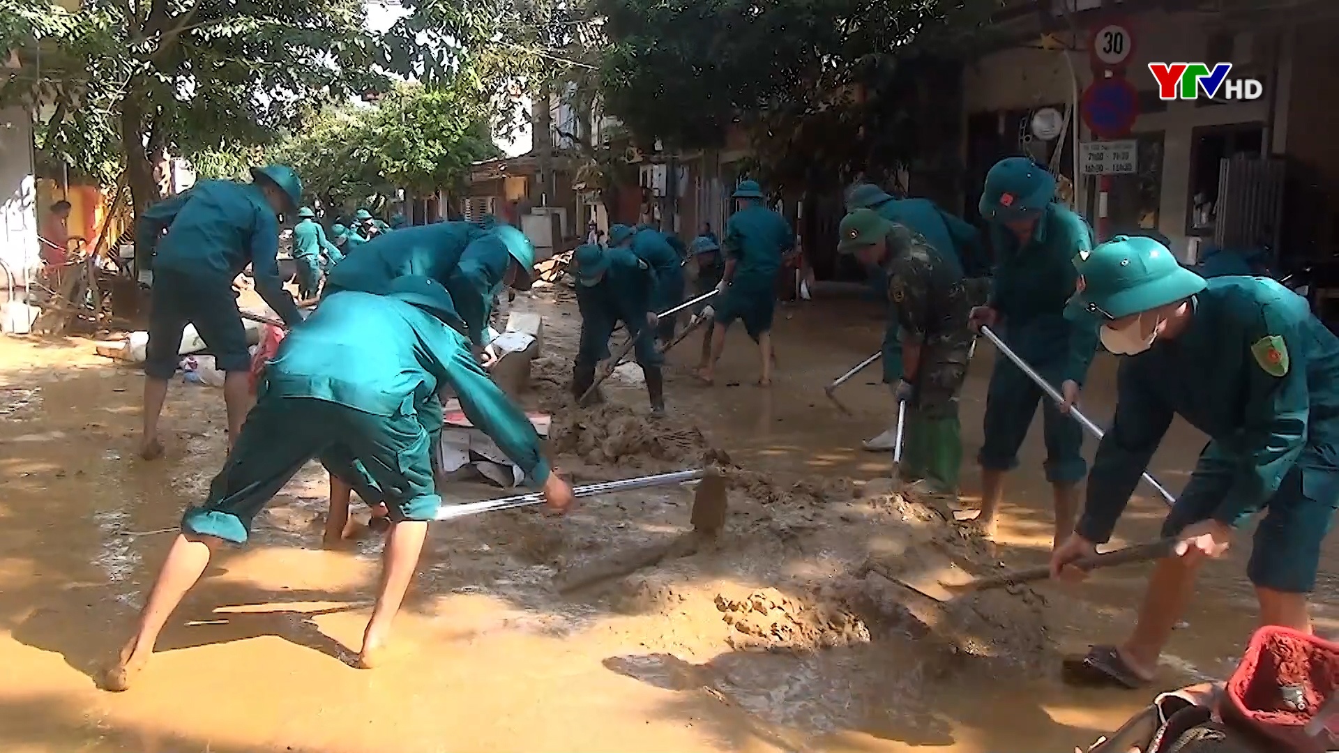 Lực lượng dân quân tự vệ các huyện, thị miền Tây hỗ trợ nhân dân TP Yên Bái dọn dẹp sau lũ