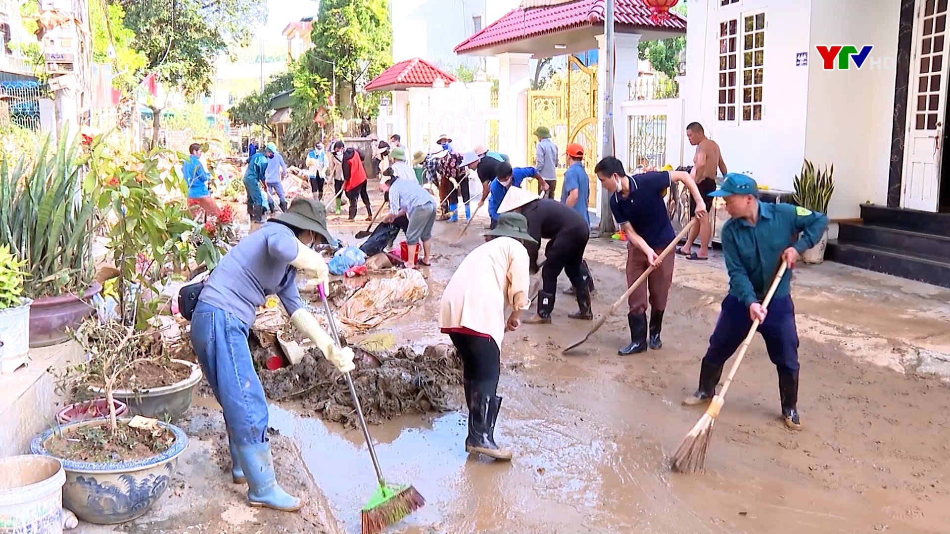 Đồng bào vùng cao chung tay cùng nhân dân Yên Bái khắc phục hậu quả sau lũ