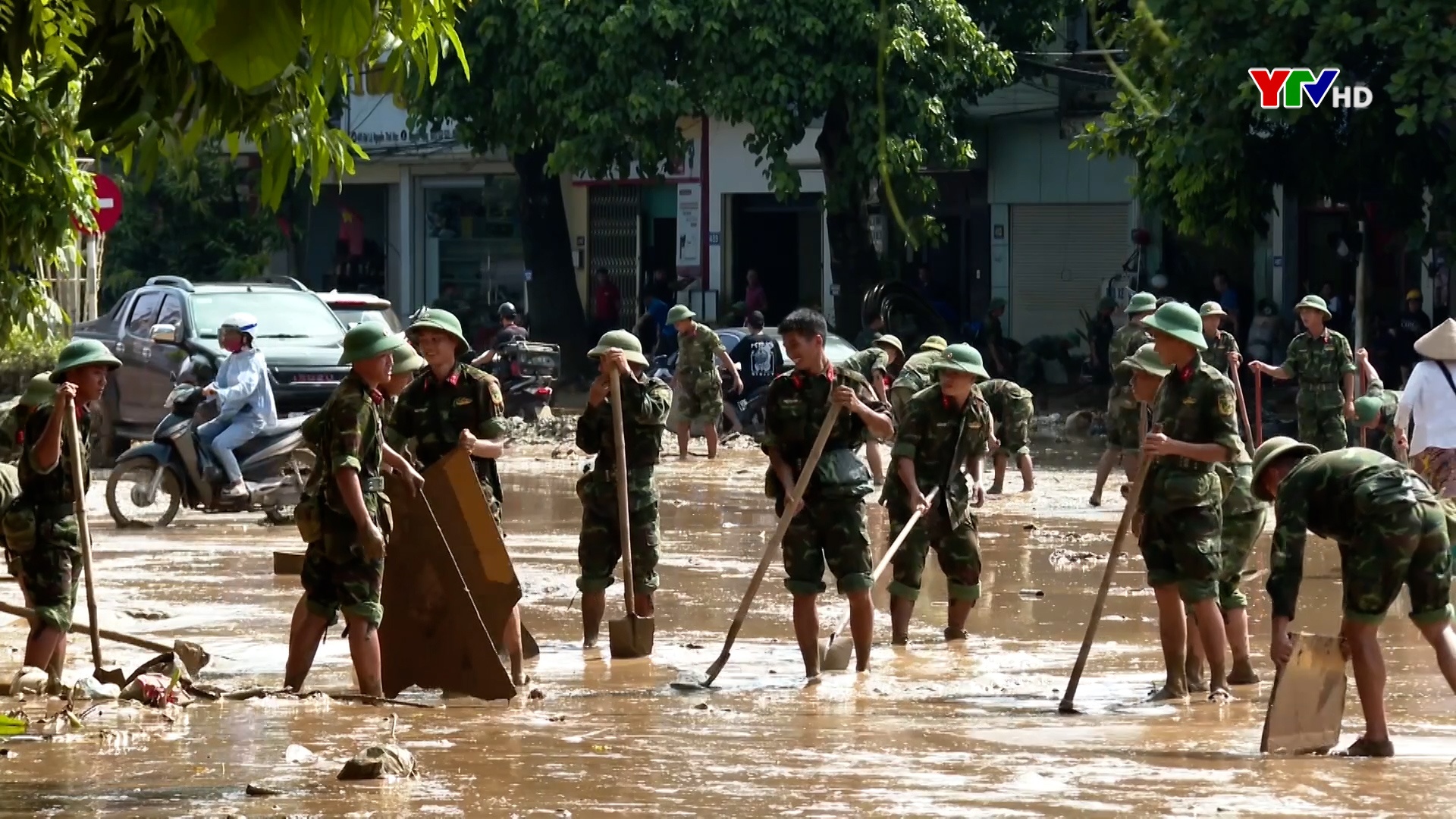 Lực lượng vũ trang dồn sức giúp các trường học khắc phục hậu quả mưa lũ