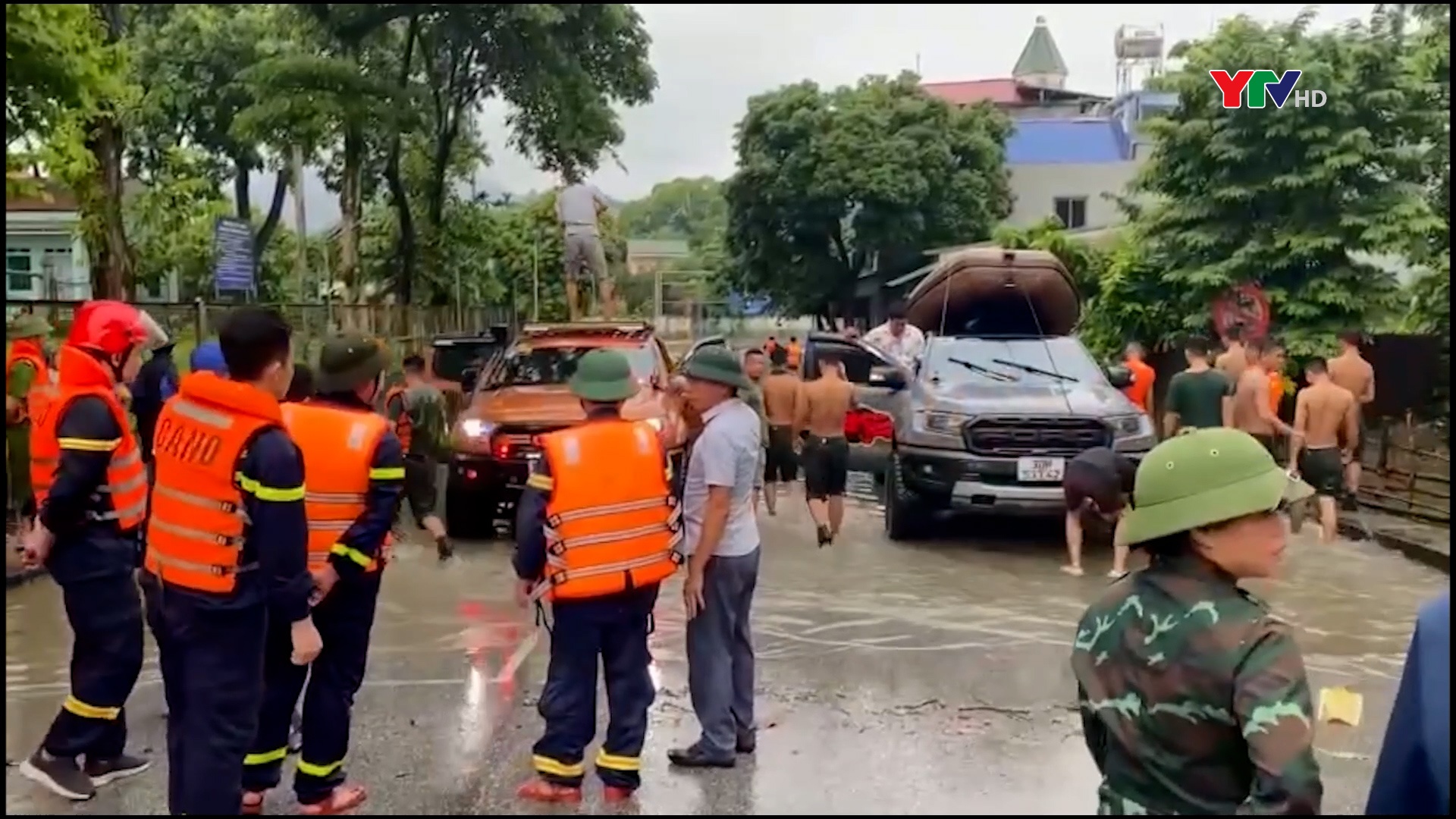 LLVT huyện Yên Bình tham gia ứng phó và giúp dân khắc phục hậu quả mưa lũ