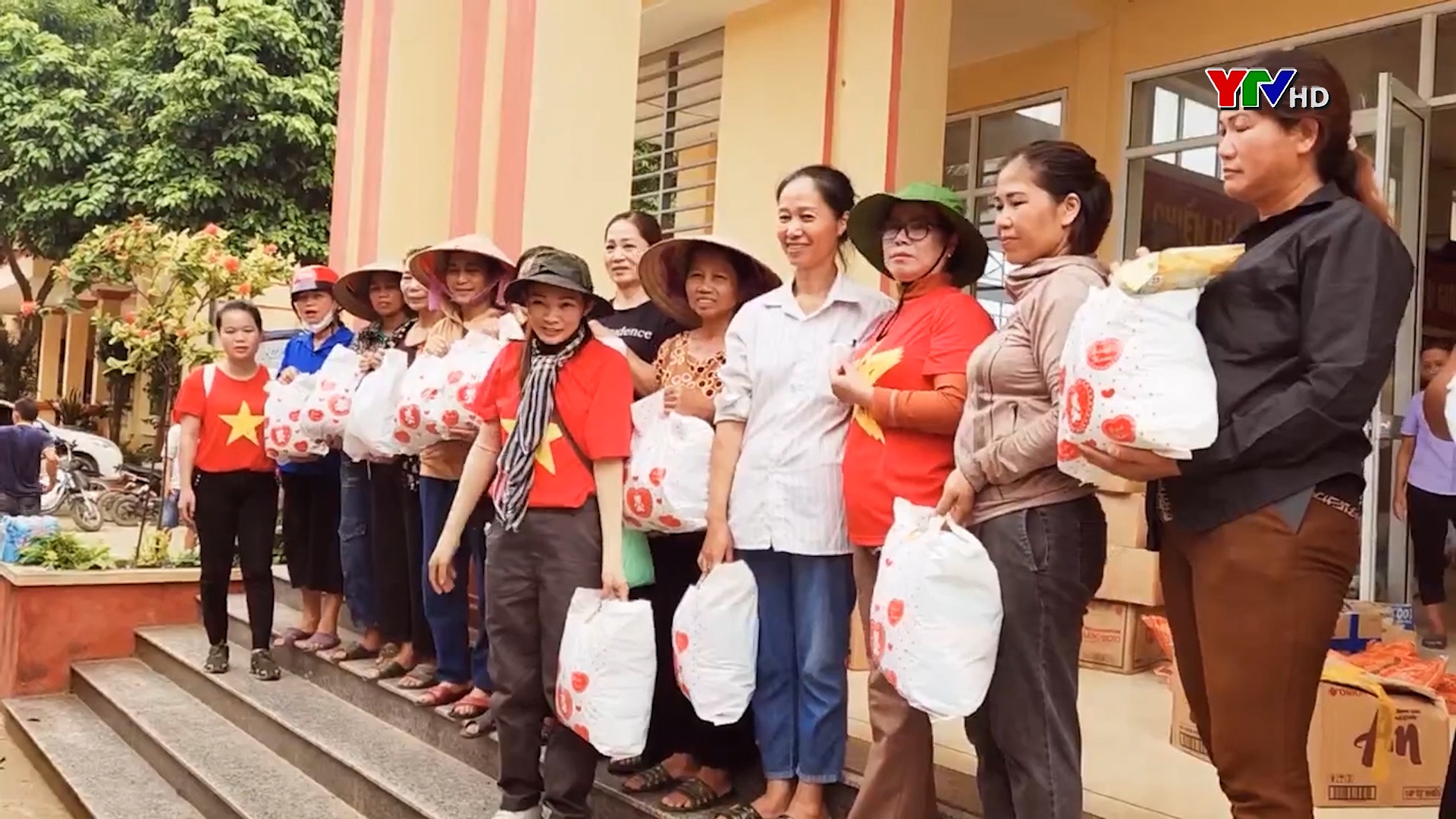 Tỉnh Ninh Thuận hỗ trợ 21 tấn hàng nhu yếu phẩm cho đồng bào Trấn Yên và Văn Yên