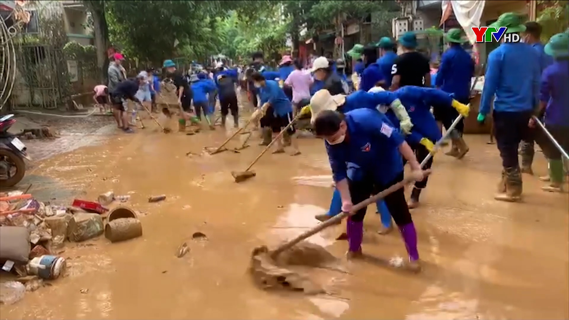 Ấm áp tình người trong bão lũ