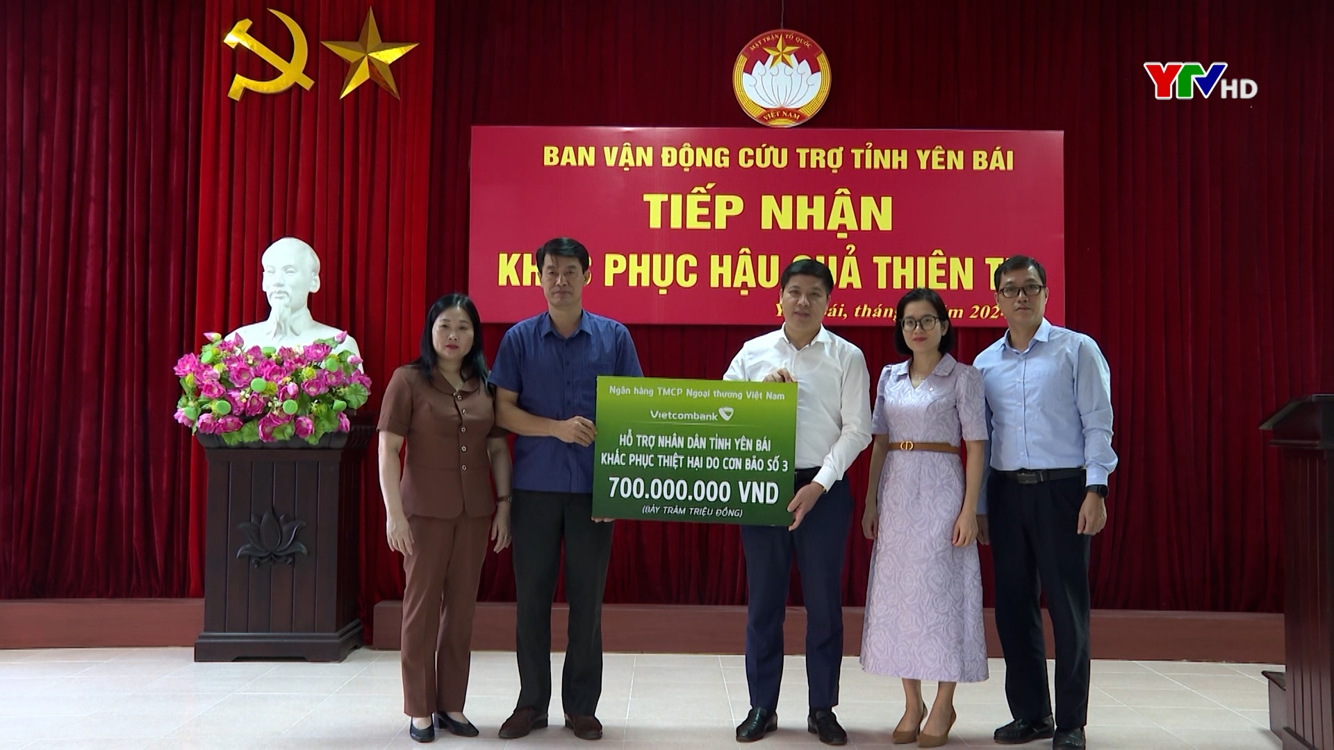 Ngân hàng Thương mại CP Ngoại thương Việt Nam ủng hộ tỉnh Yên Bái 700 triệu đồng khắc phục hậu quả thiên tai