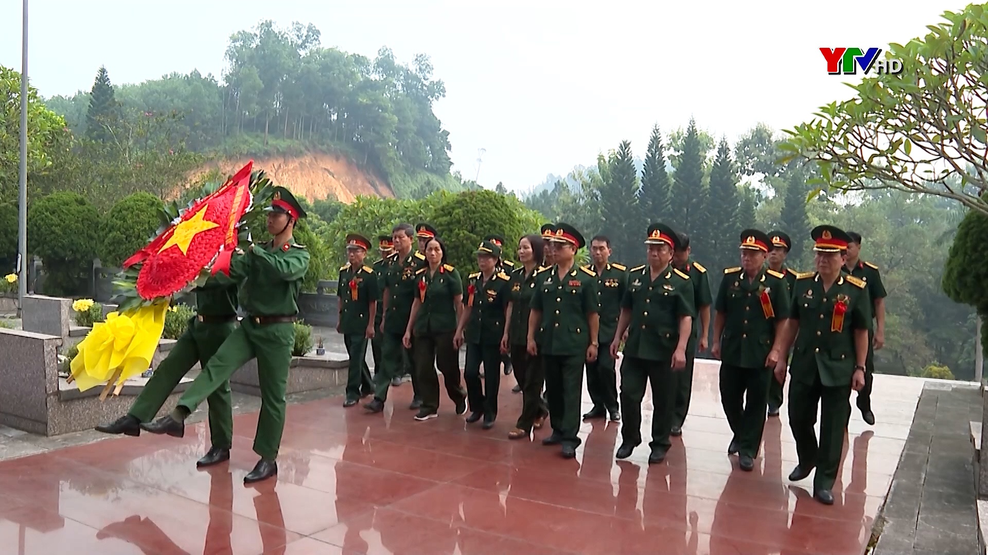 Đoàn đại biểu dự Đại hội thi đua yêu nước CCB gương mẫu dâng hương báo công Bác và viếng Nghĩa trang liệt sĩ