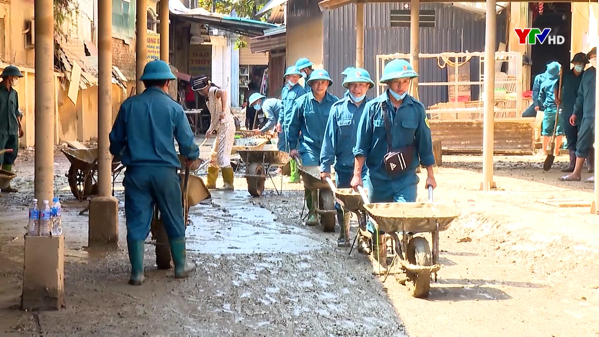 Những chiến sĩ "sao vuông" Mù Cang Chải căng mình giúp dân khắc phục hậu quả bão lũ