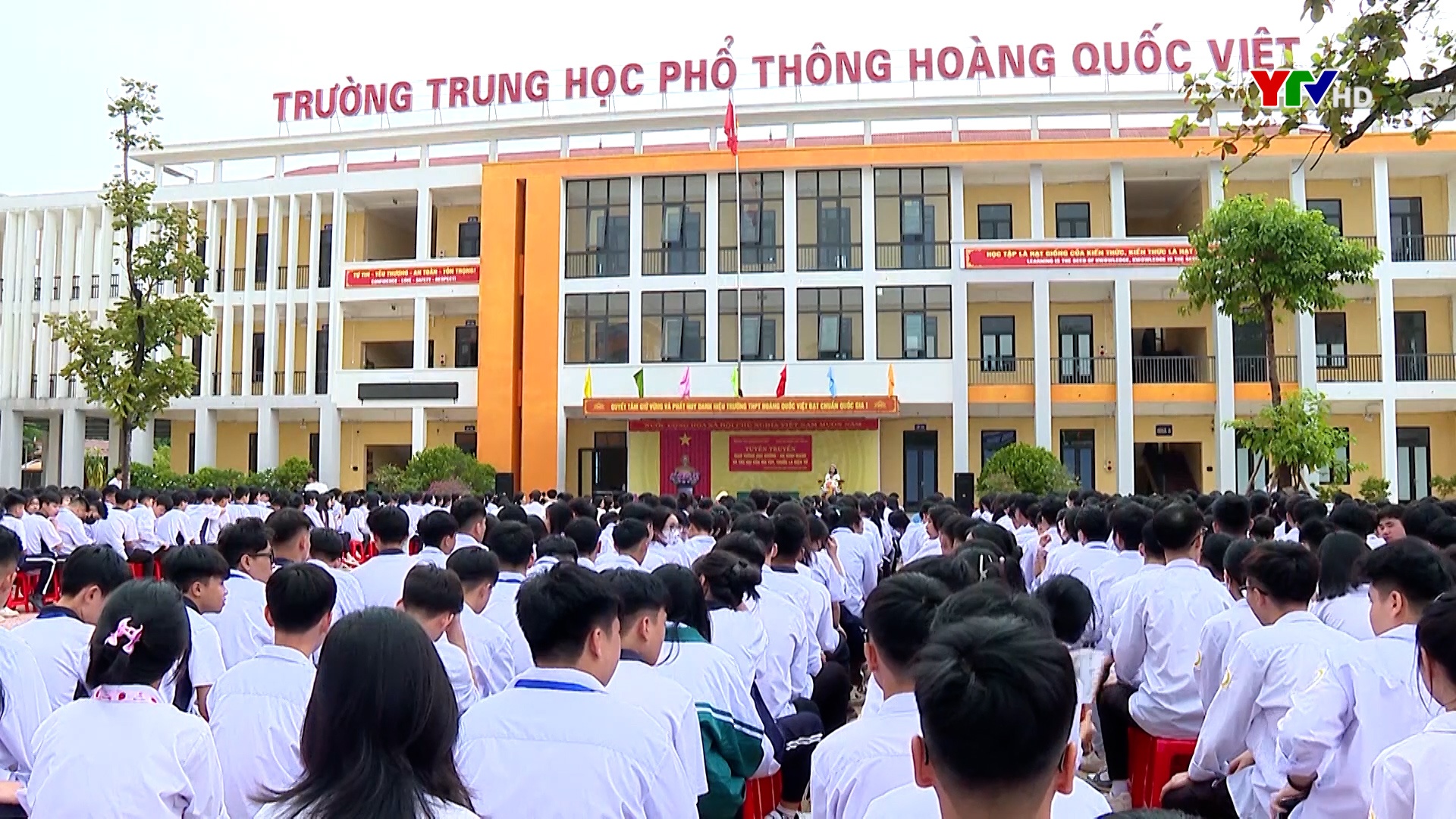 Trường THPT Hoàng Quốc Việt tuyên truyền pháp luật về ATGT