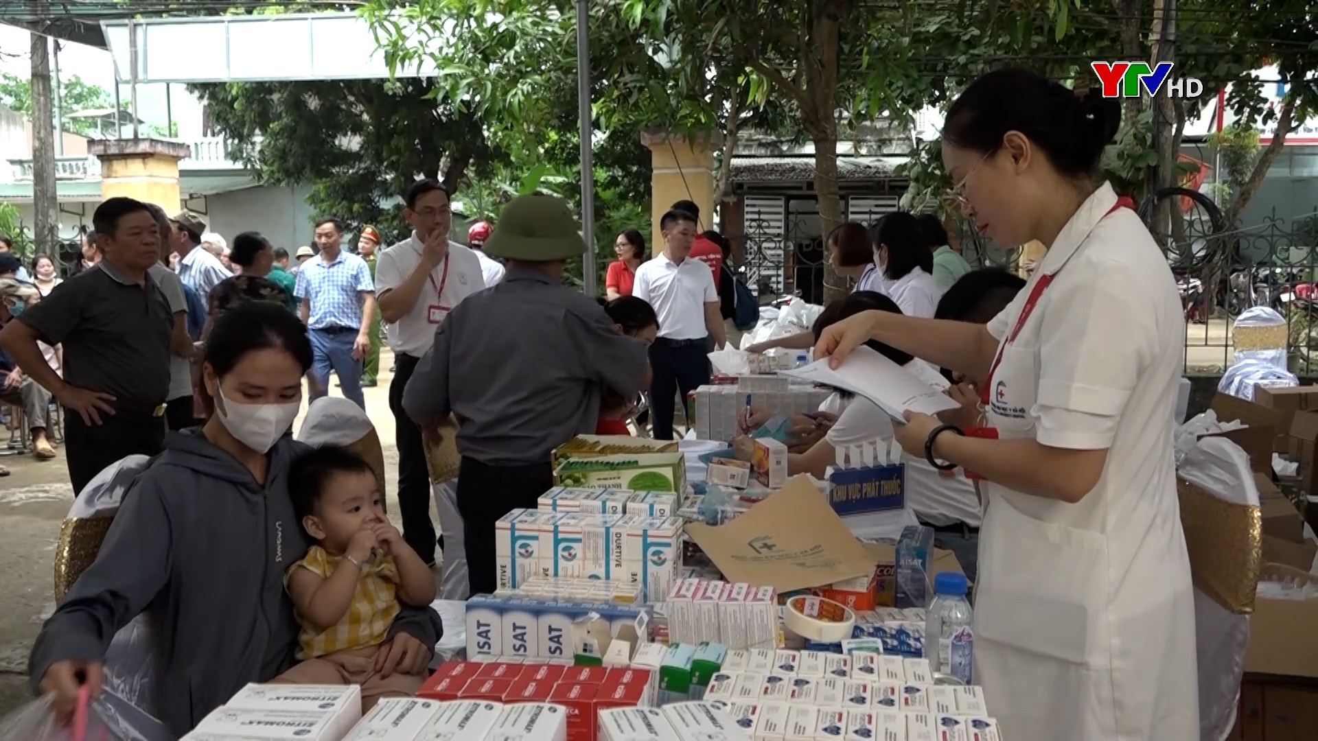 Bệnh viện Đại học Y Hà Nội tặng quà, khám bệnh, cấp phát thuốc miễn phí tại Văn Yên