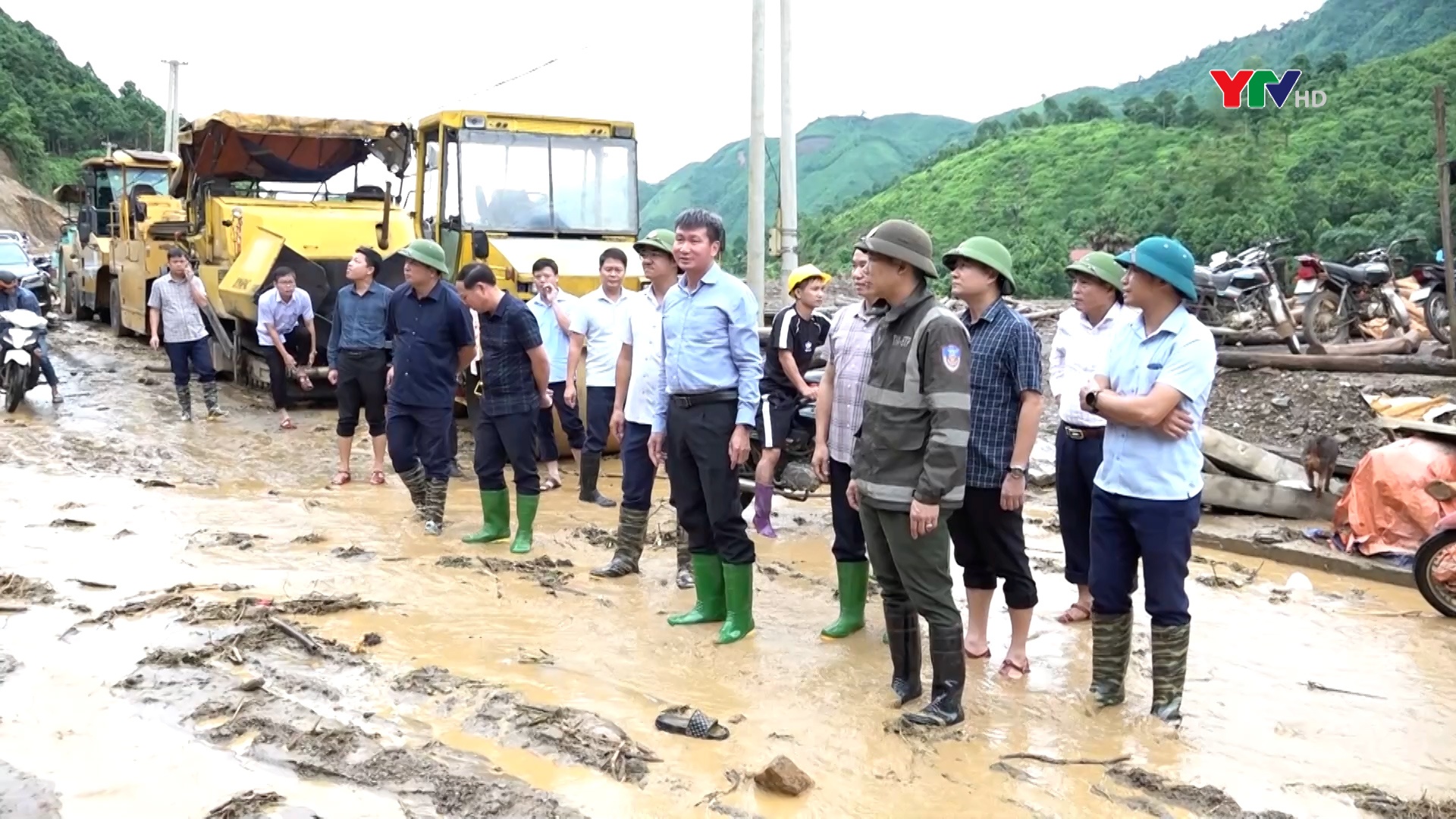 Đồng chí Chủ tịch UBND tỉnh Trần Huy Tuấn kiểm tra, chỉ đạo công tác khắc phục hậu quả mưa lũ tại xã Mỏ Vàng, huyện Văn Yên