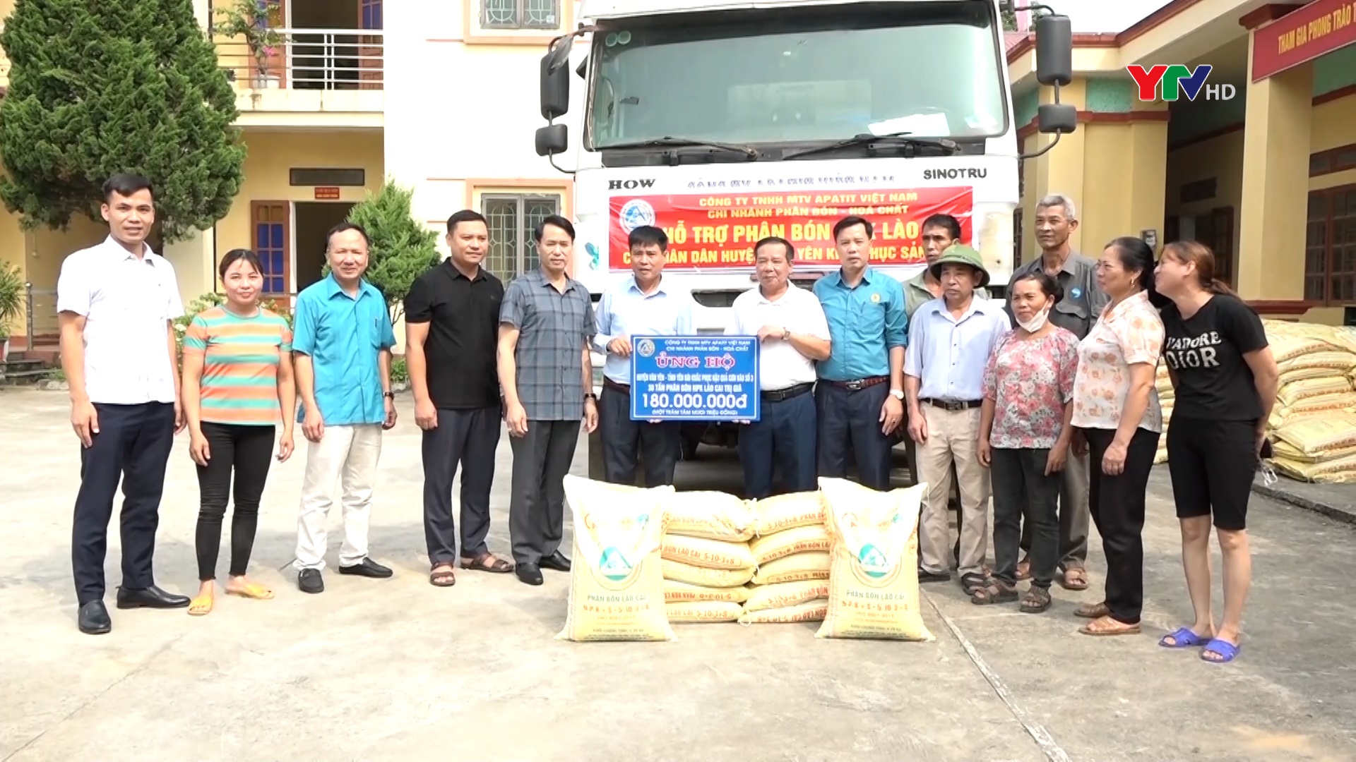 Văn Yên: Hỗ trợ người dân phân bón và hạt giống để khôi phục sản xuất nông nghiệp