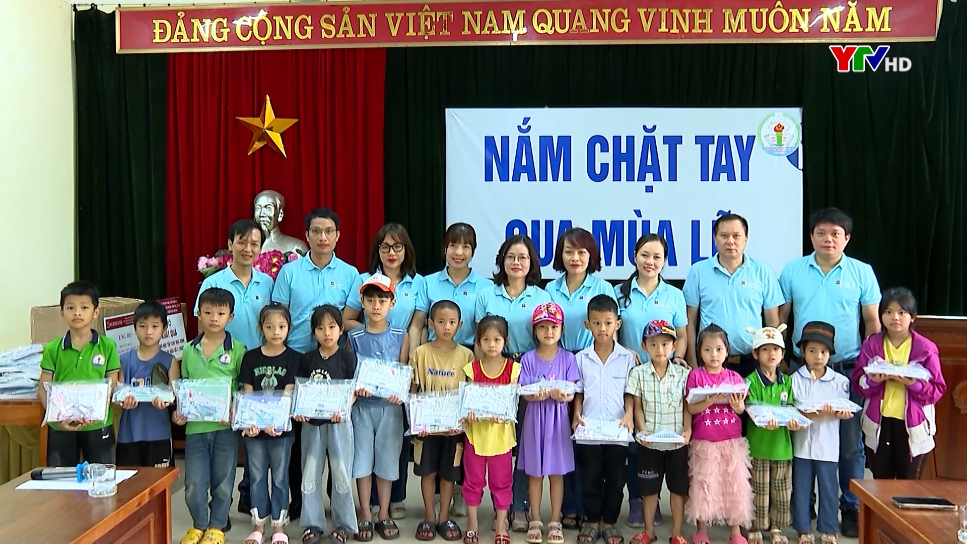 Ngân hàng NN và PTNT chi nhánh Bắc Yên Bái tặng quà và trao tiền hỗ trợ làm nhà tại xã Tuy Lộc, TP Yên Bái