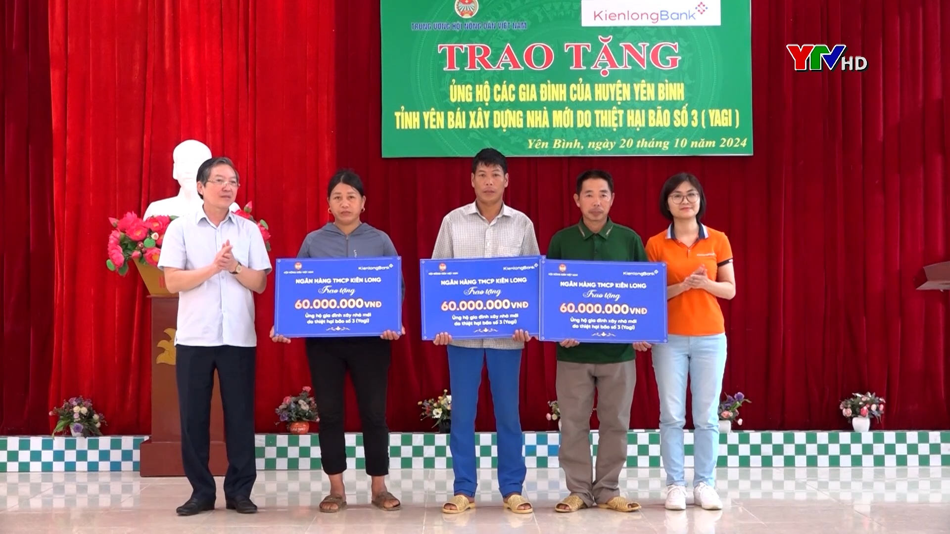 Trung ương Hội Nông dân Việt Nam trao quà tại huyện Yên Bình