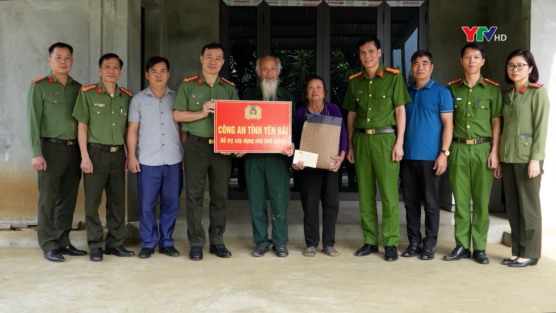 Công an tỉnh Yên Bái trao kinh phí hỗ trợ làm nhà cho 2 gia đình có hoàn cảnh khó khăn tại Văn Chấn