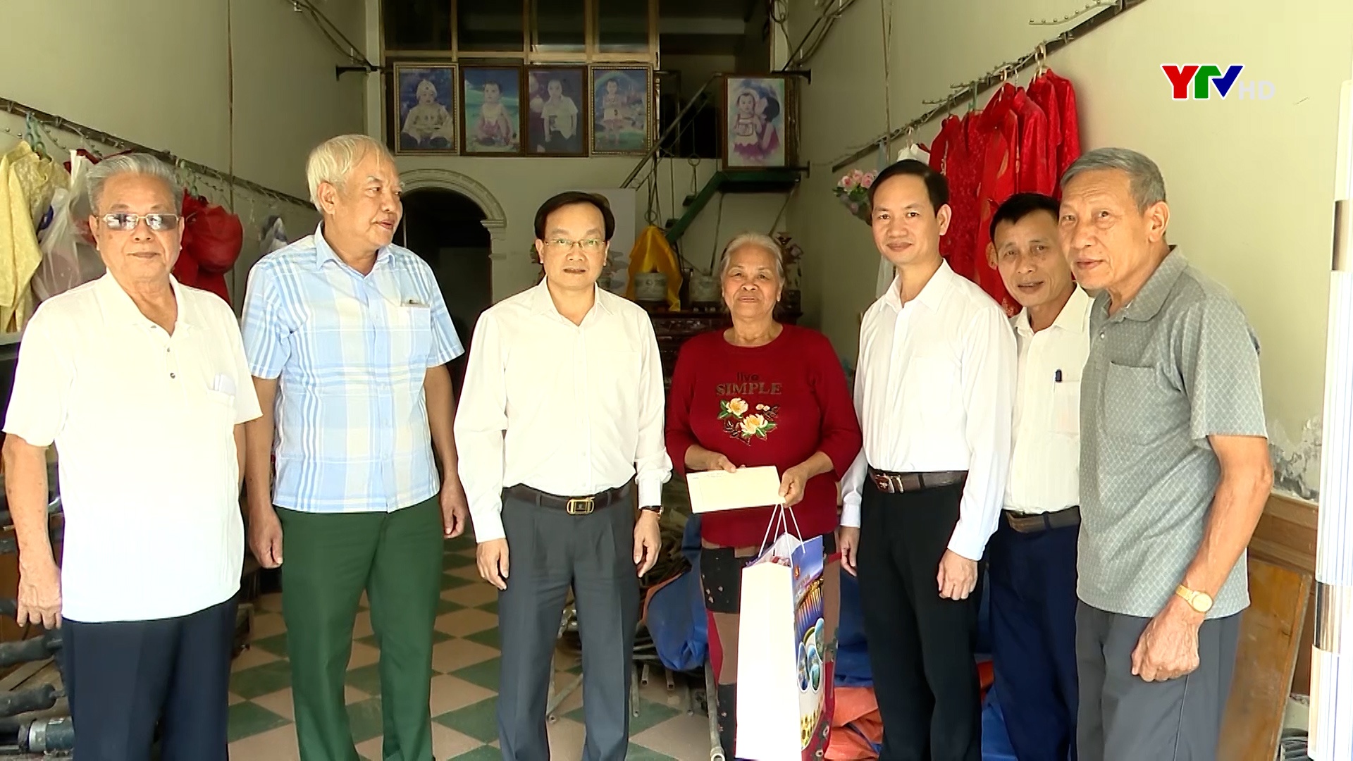 Đồng chí Bí thư Thành ủy Đỗ Đức Minh tặng quà người cao tuổi có hoàn cảnh đặc biệt khó khăn