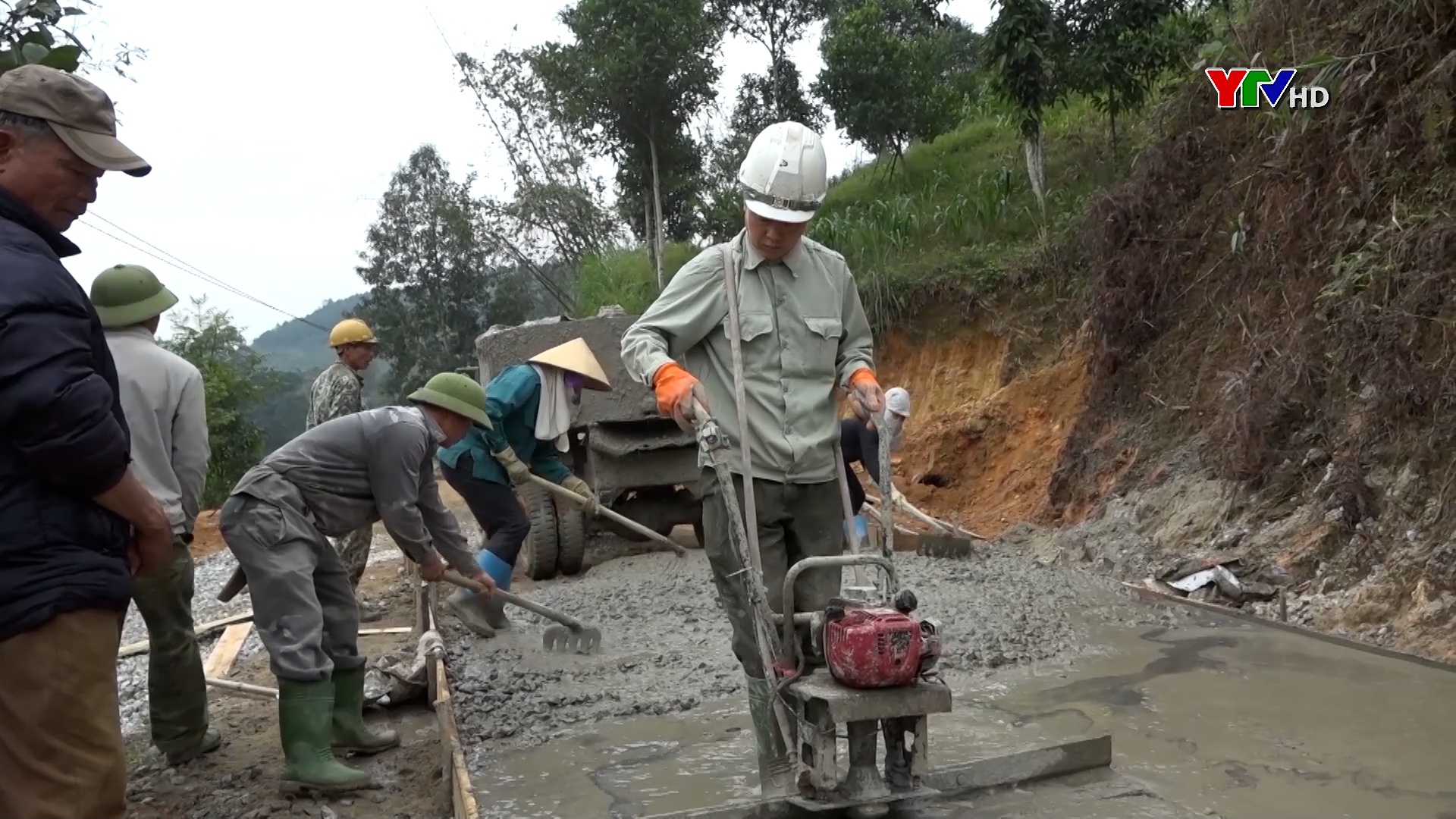 Văn Chấn đẩy nhanh tiến độ làm đường giao thông nông thôn