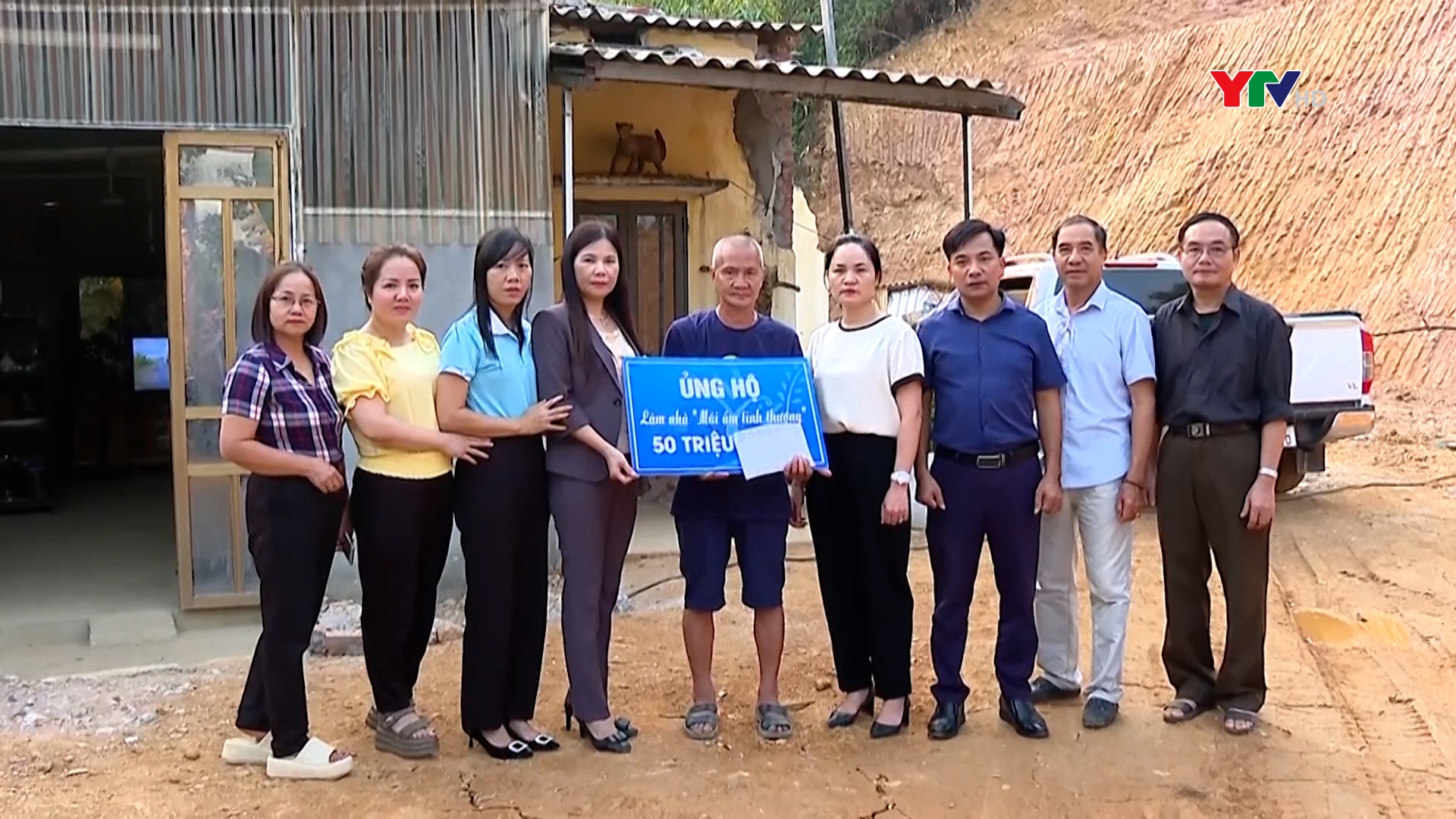 Hội LHPN tỉnh trao kinh phí hỗ trợ làm nhà "Mái ấm tình thương"