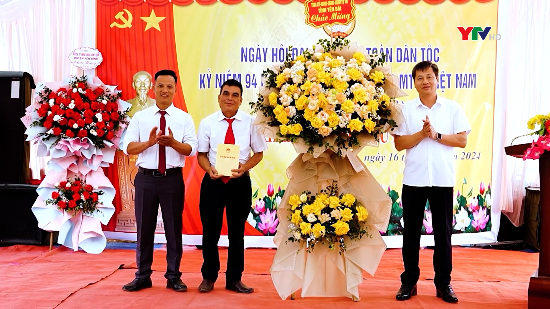 Đồng chí Phó Chủ tịch UBND tỉnh Ngô Hạnh Phúc chung vui Ngày hội Đại đoàn kết tại xã Cảm Ân, huyện Yên Bình