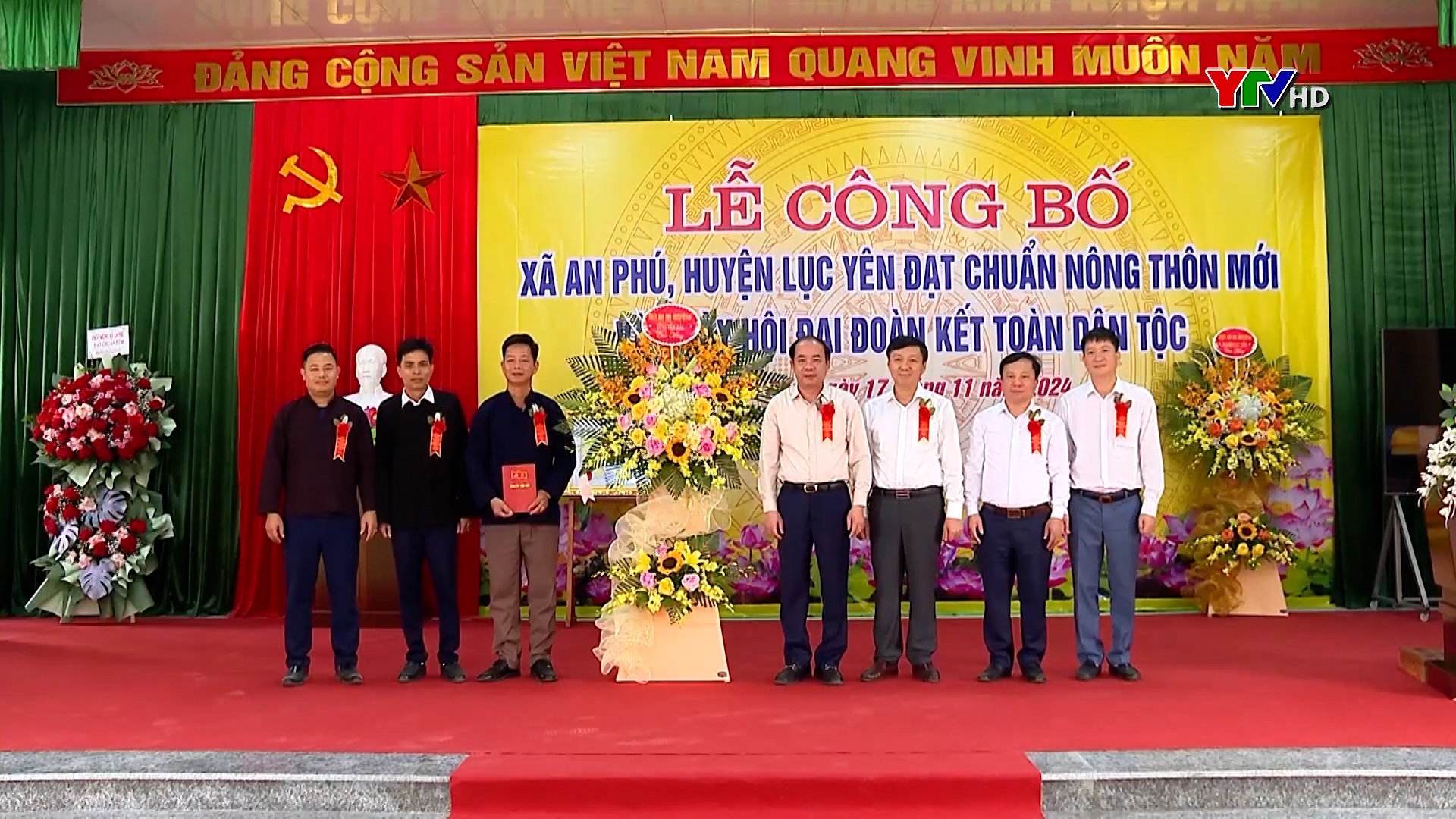 Đồng chí Phó Bí thư Thường trực Tỉnh ủy Tạ Văn Long dự Ngày hội Đại đoàn kết và chúc mừng Ngày Nhà giáo Việt Nam tại xã An Phú, huyện Lục Yên