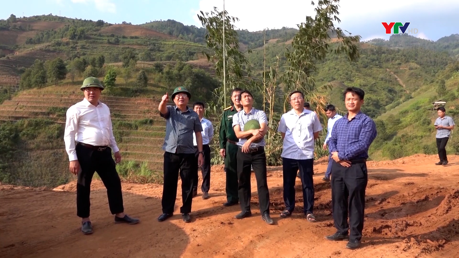 Đồng chí Chỉ huy trưởng Bộ CHQS tỉnh kiểm tra công tác khắc hậu quả thiên tai tại Mù Cang Chải