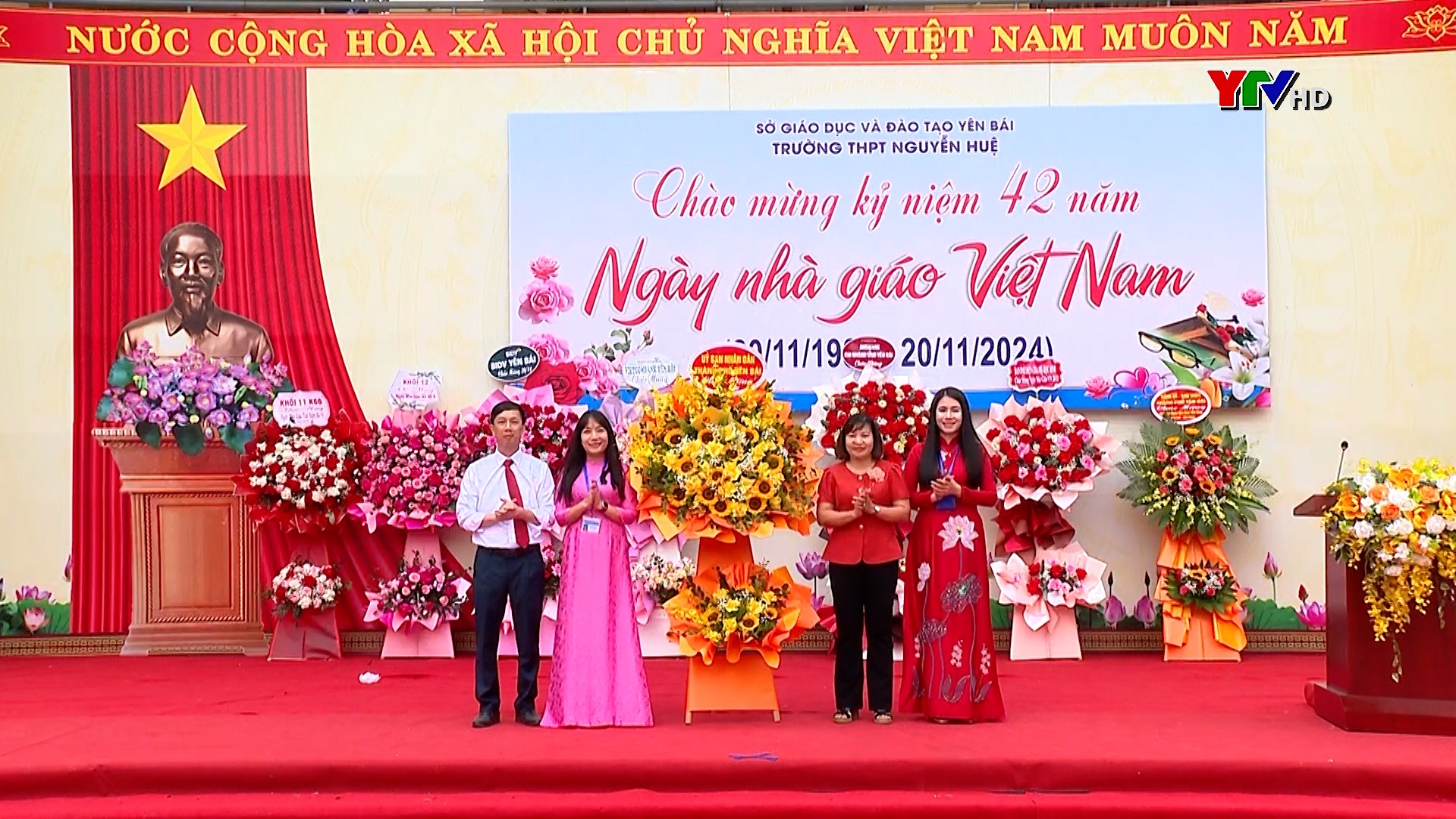 Trường THPT Nguyễn Huệ, thành phố Yên Bái kỷ niệm 42 năm Ngày Nhà giáo Việt Nam