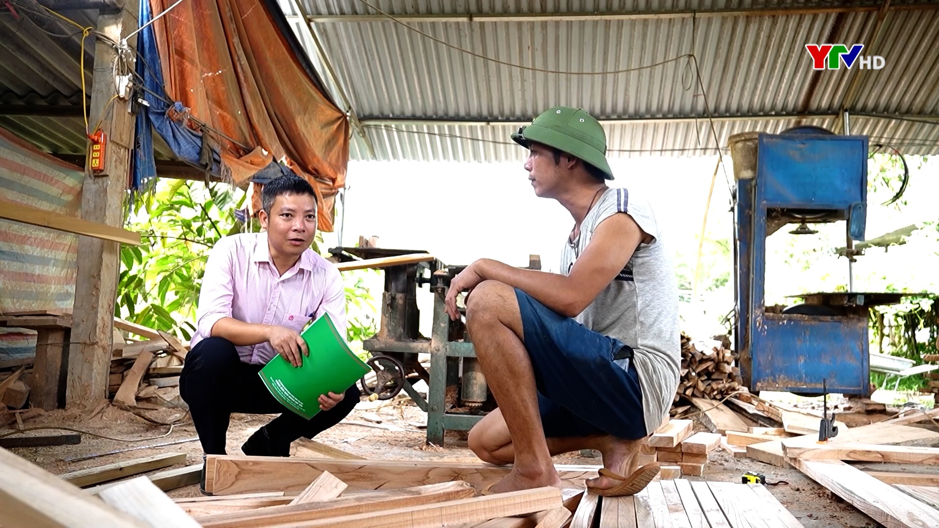 Ngân hàng CSXH huyện Lục Yên chung tay hỗ trợ đồng bào vùng lũ