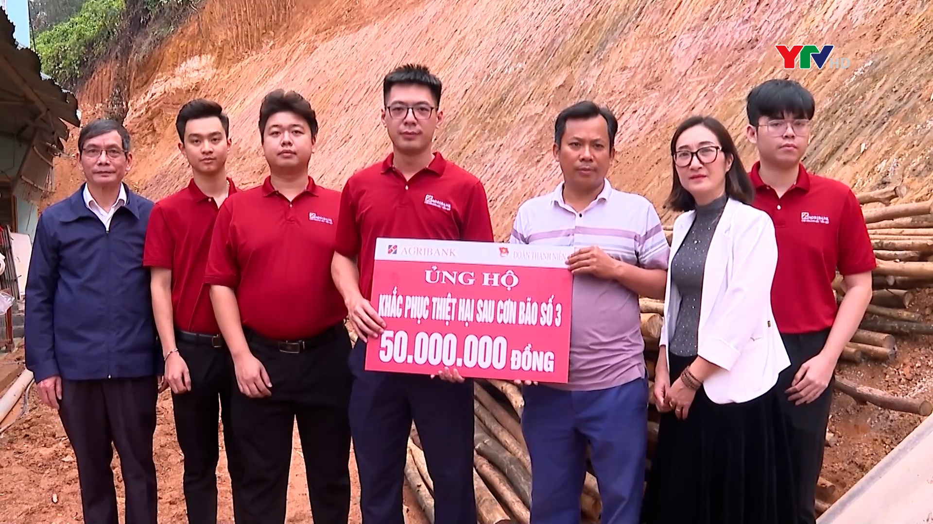 Đoàn thanh niên Agribank chi nhánh Bắc Yên Bái  hỗ trợ cho người dân bị sập nhà do ảnh hưởng của bão số 3