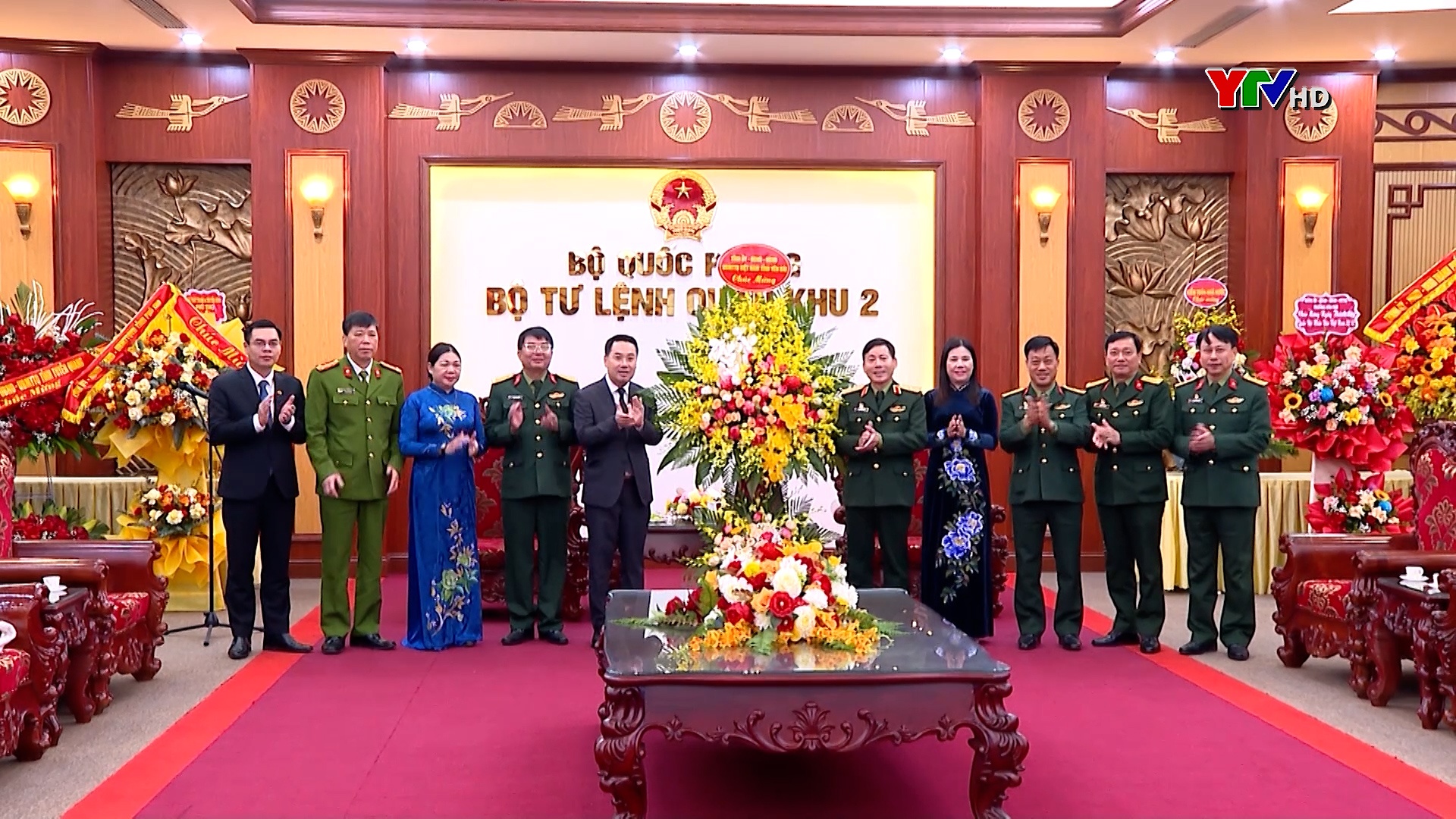 Đồng chí Chủ tịch UBND tỉnh Nguyễn Tuấn Anh chúc mừng Đảng ủy, Bộ Tư lệnh và các cơ quan Quân khu 2