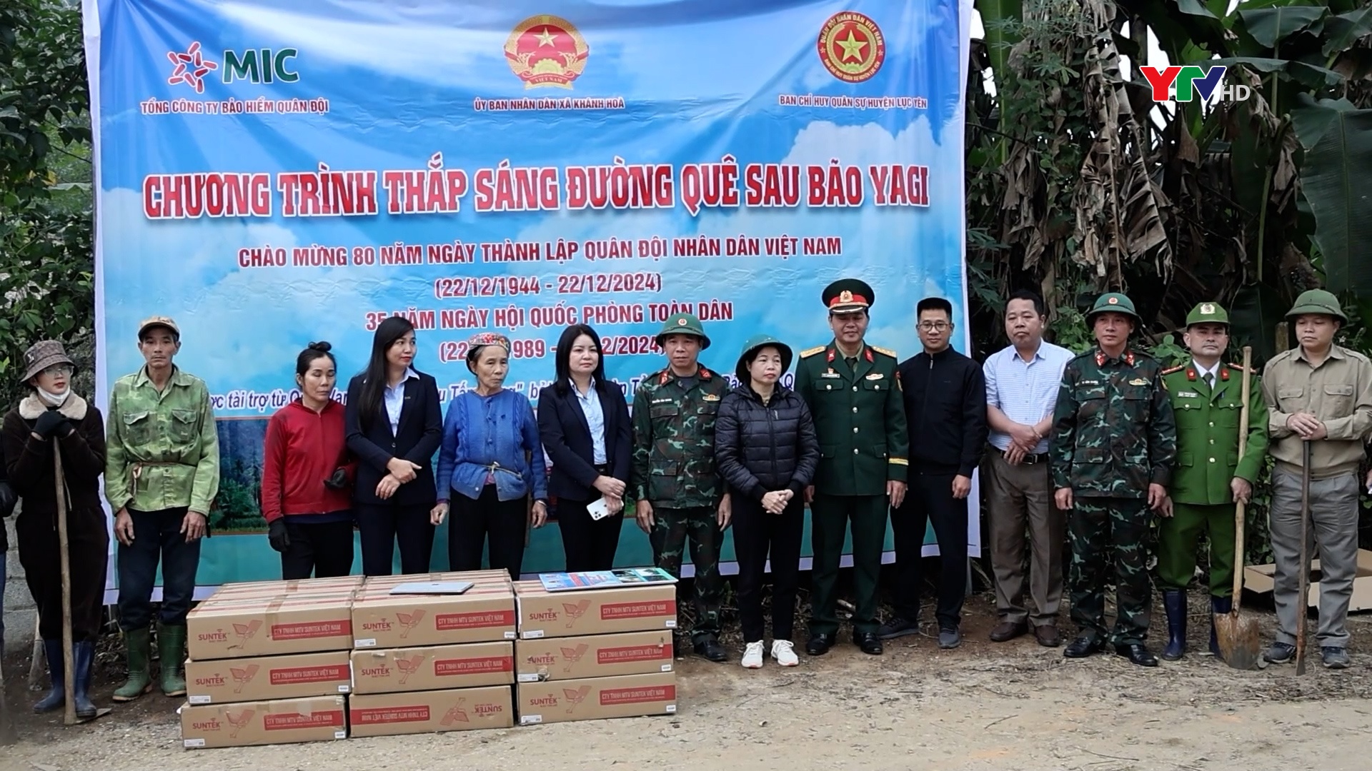 Ngày cùng dân thực hiện chương trình thắp sáng đường quê sau bão YAGI tại huyện Lục Yên