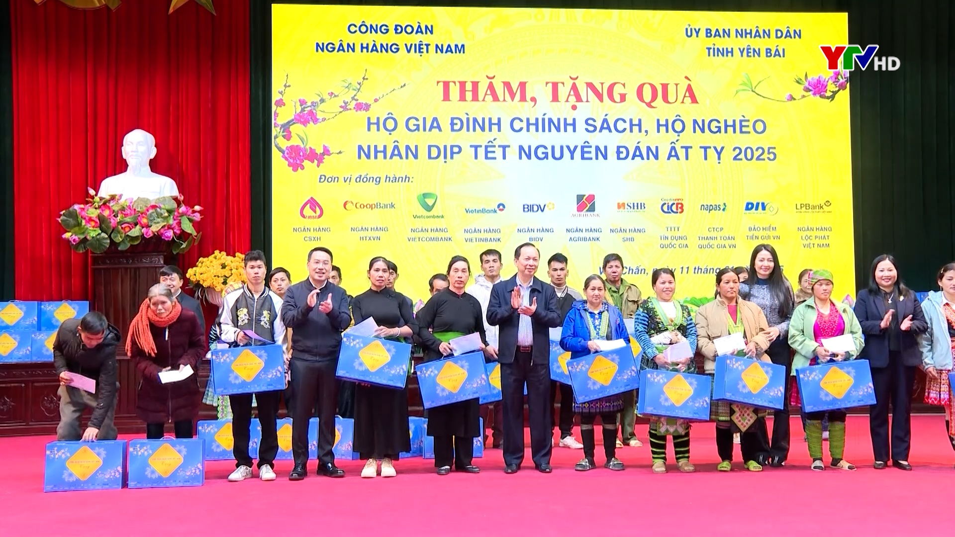 Đoàn công tác của Ngân hàng Nhà nước Việt Nam tặng quà Tết tại huyện Văn Chấn